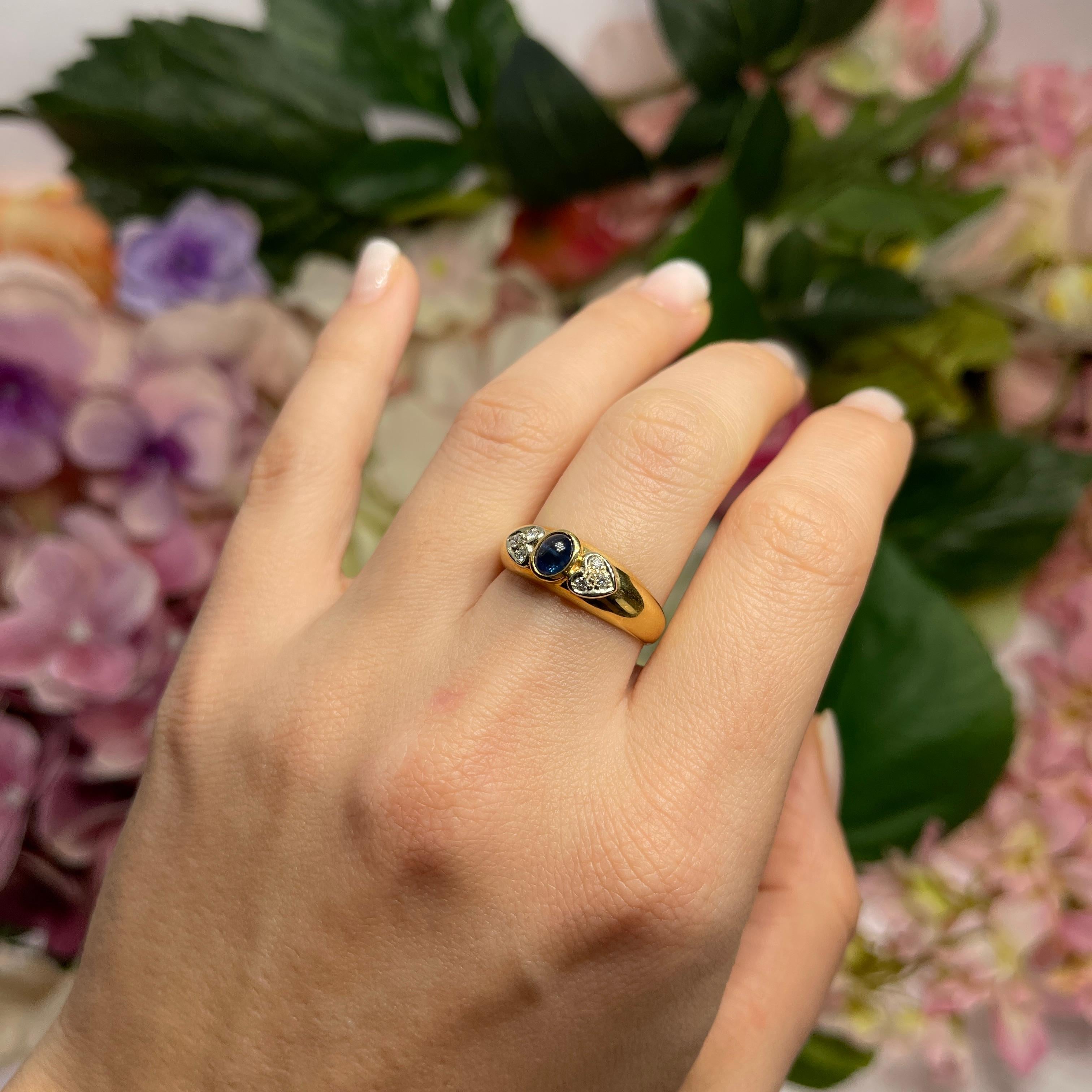 18kt Yellow Gold Ring with Cabochon Sapphire and Diamond Hearts For Sale 3