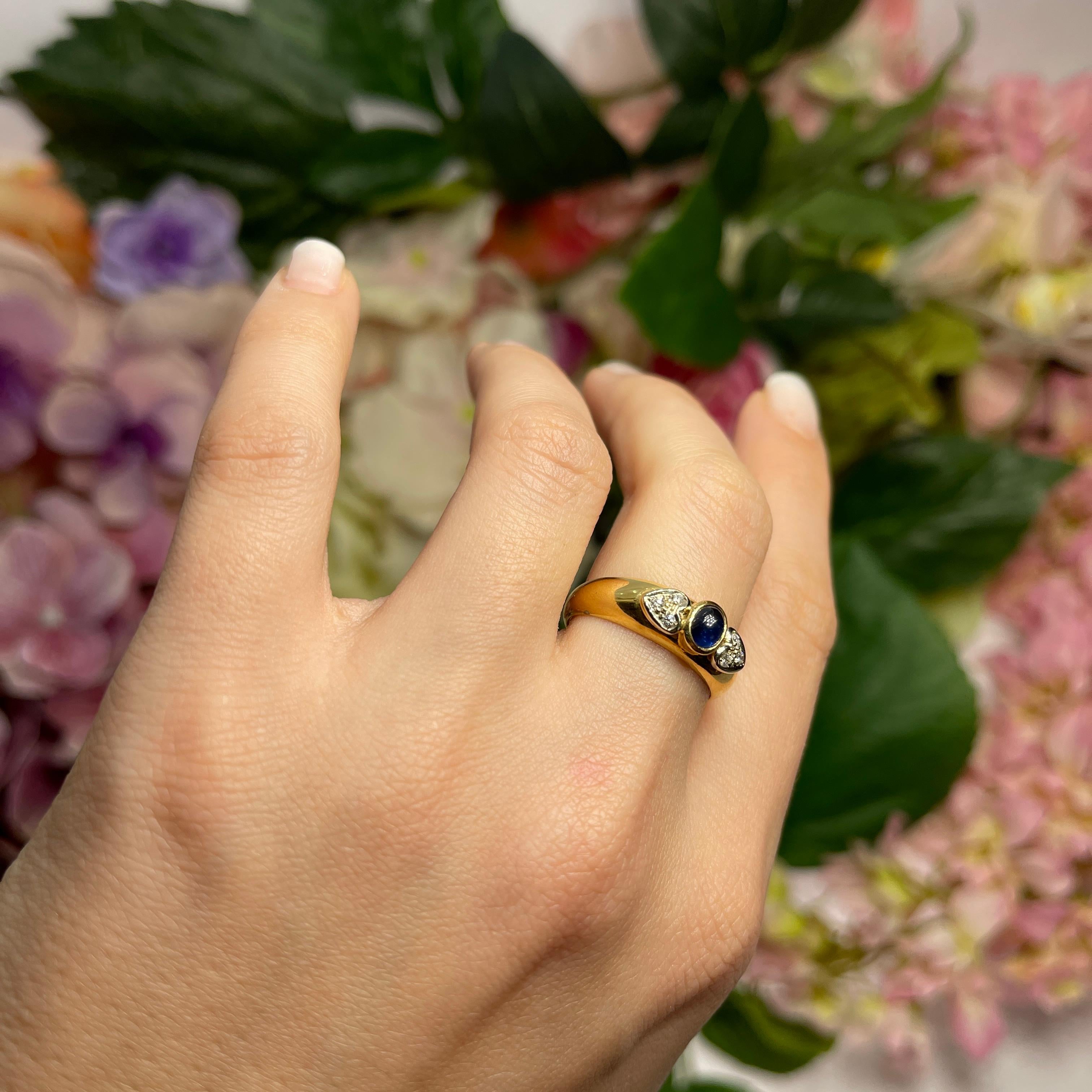 18kt Yellow Gold Ring with Cabochon Sapphire and Diamond Hearts For Sale 4