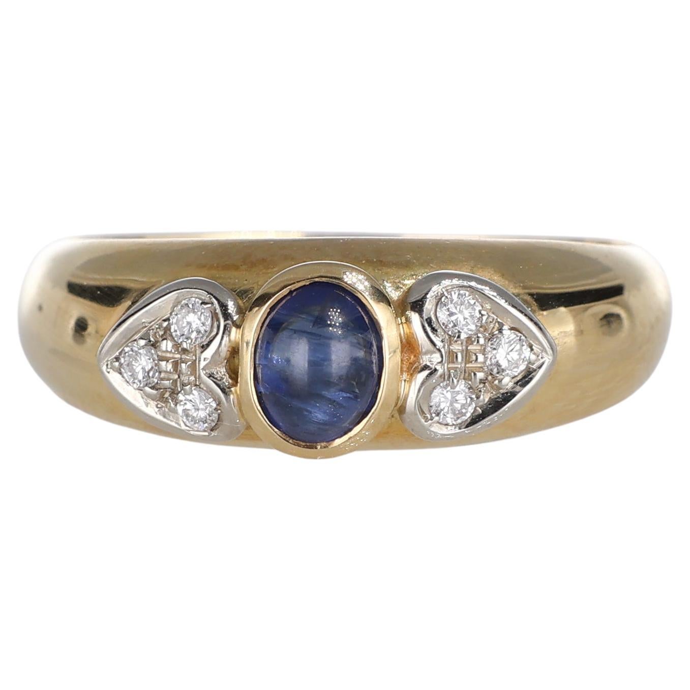 Anillo de oro amarillo de 18 quilates con zafiro cabujón y corazones de diamantes