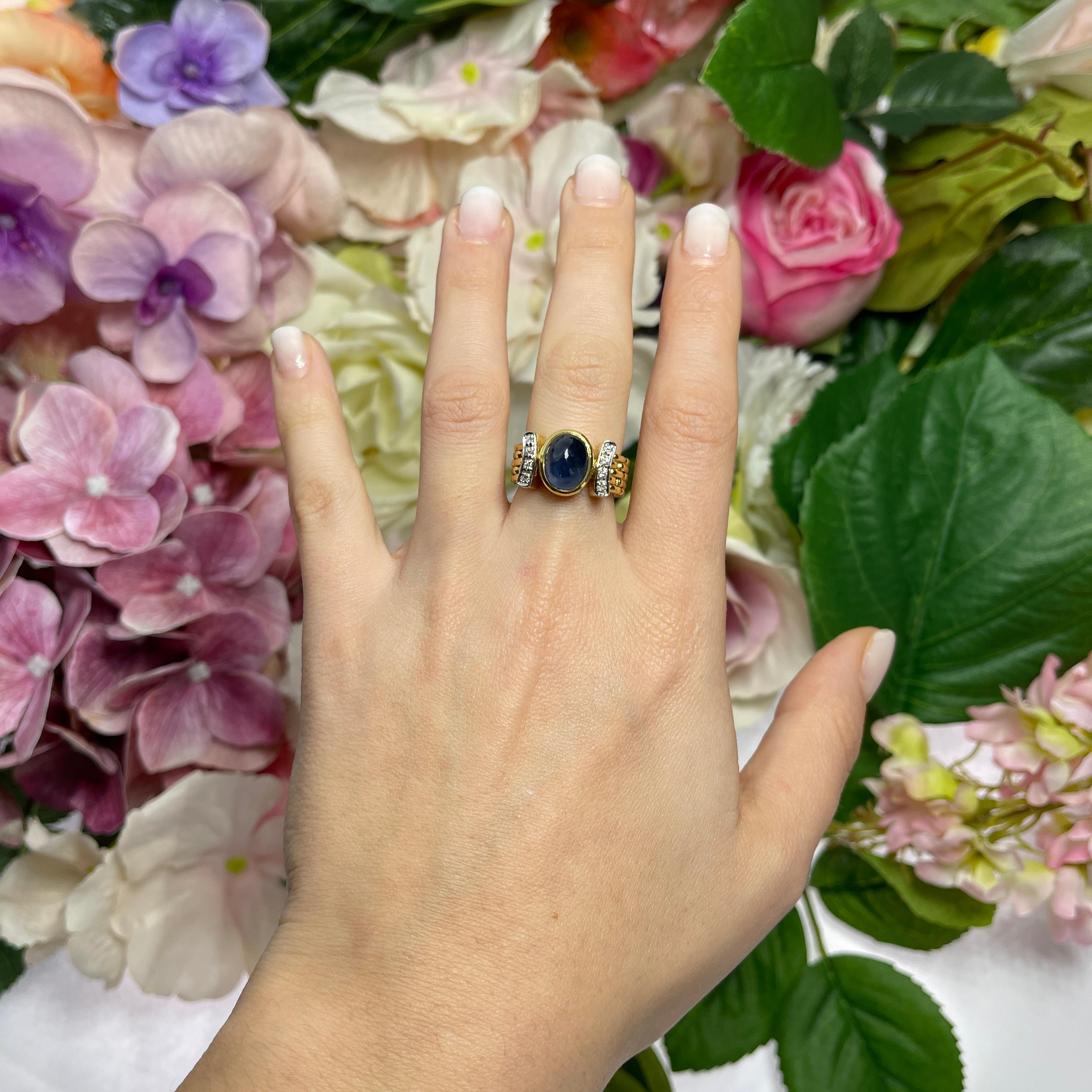 18kt Yellow Gold Ring with Cabochon Sapphire and Diamonds For Sale 1