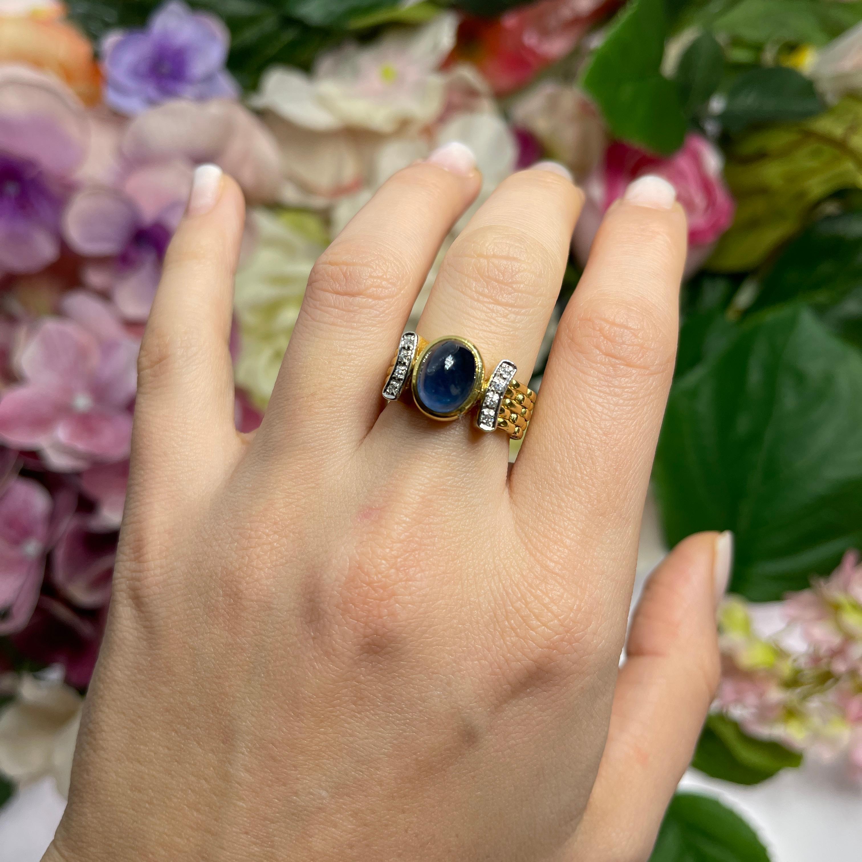 18kt Yellow Gold Ring with Cabochon Sapphire and Diamonds For Sale 2