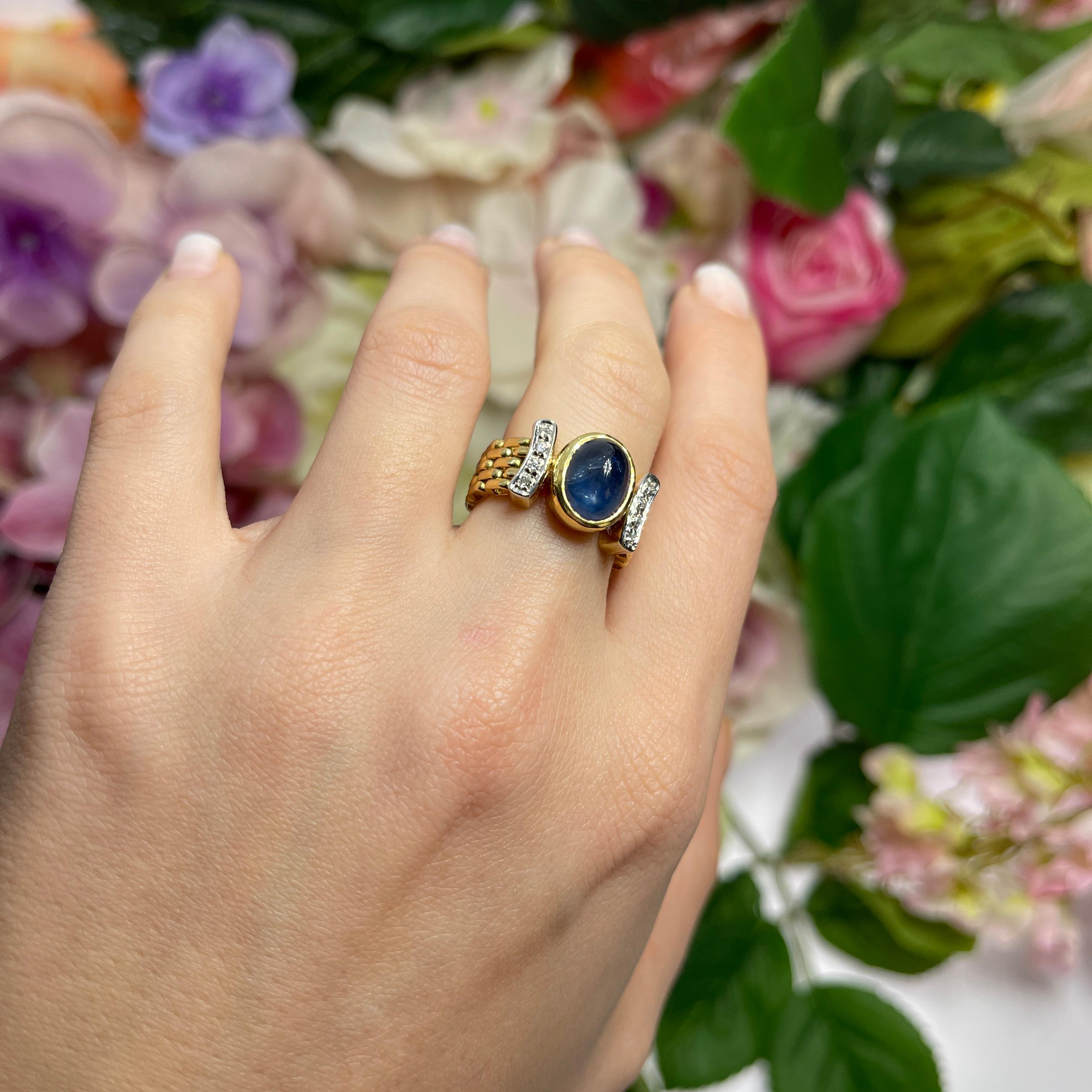 18kt Yellow Gold Ring with Cabochon Sapphire and Diamonds For Sale 3