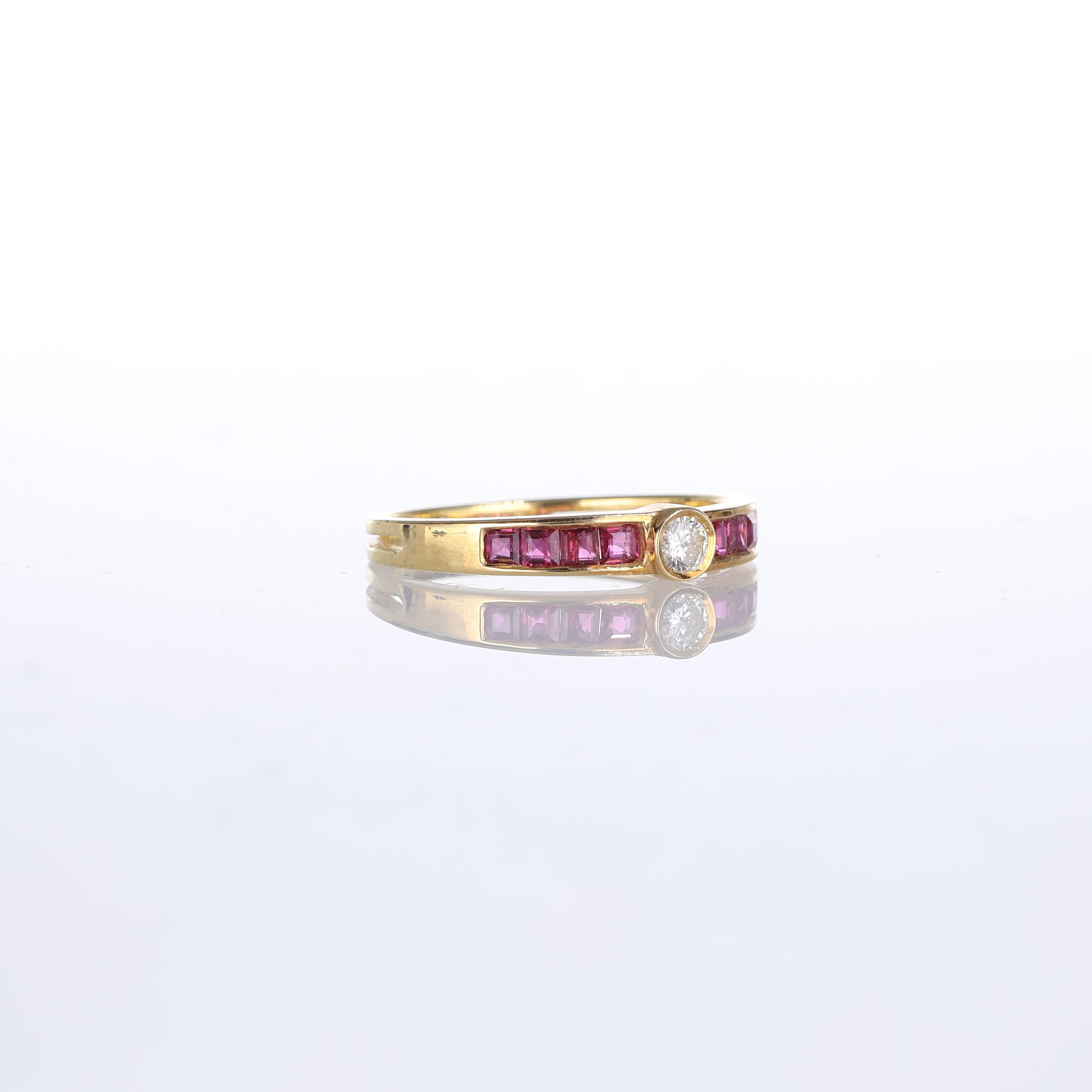 Brilliant Cut 18kt Yellow Gold Ring with Carré Rubies and Central Diamond For Sale