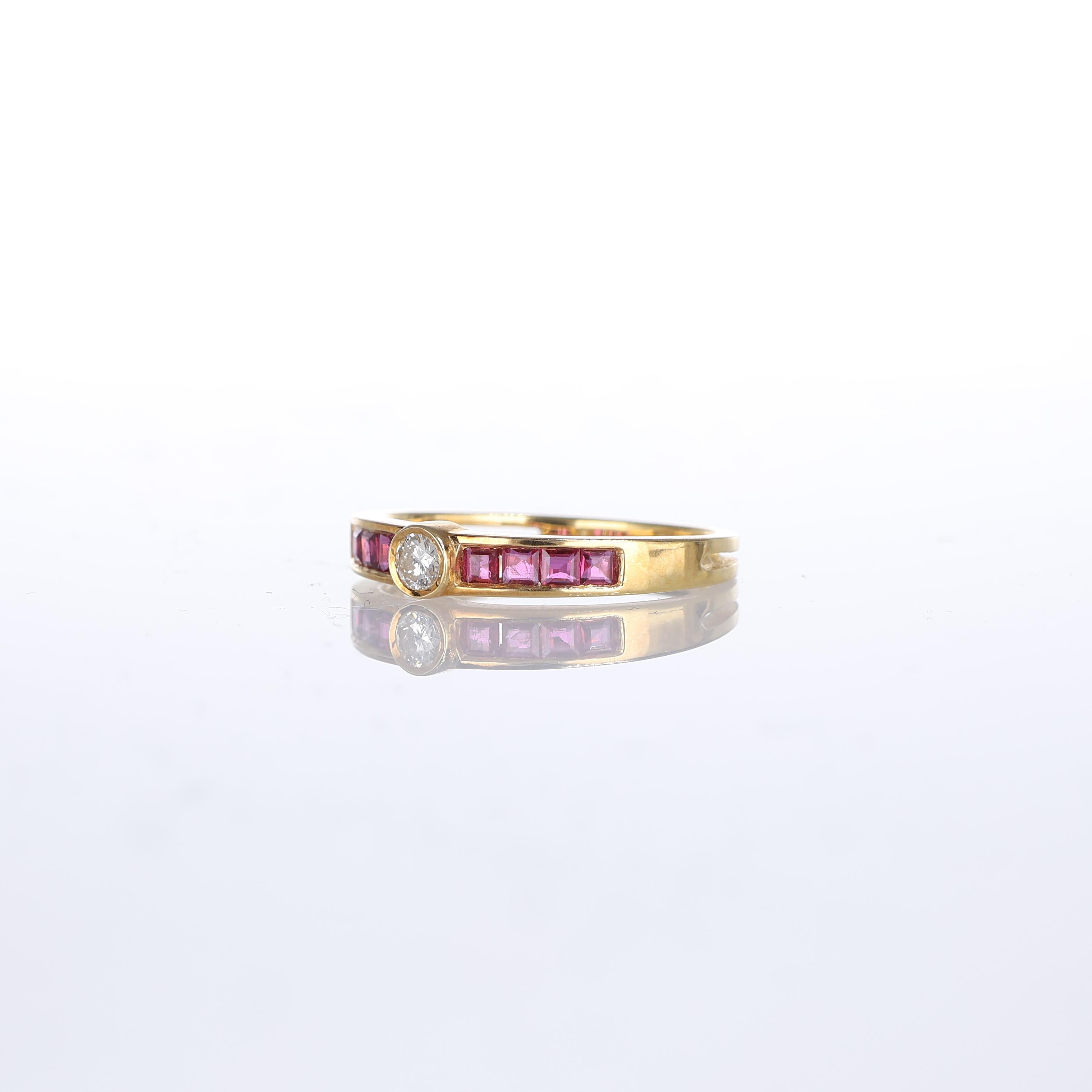18kt Yellow Gold Ring with Carré Rubies and Central Diamond In New Condition For Sale In Bergamo, BG