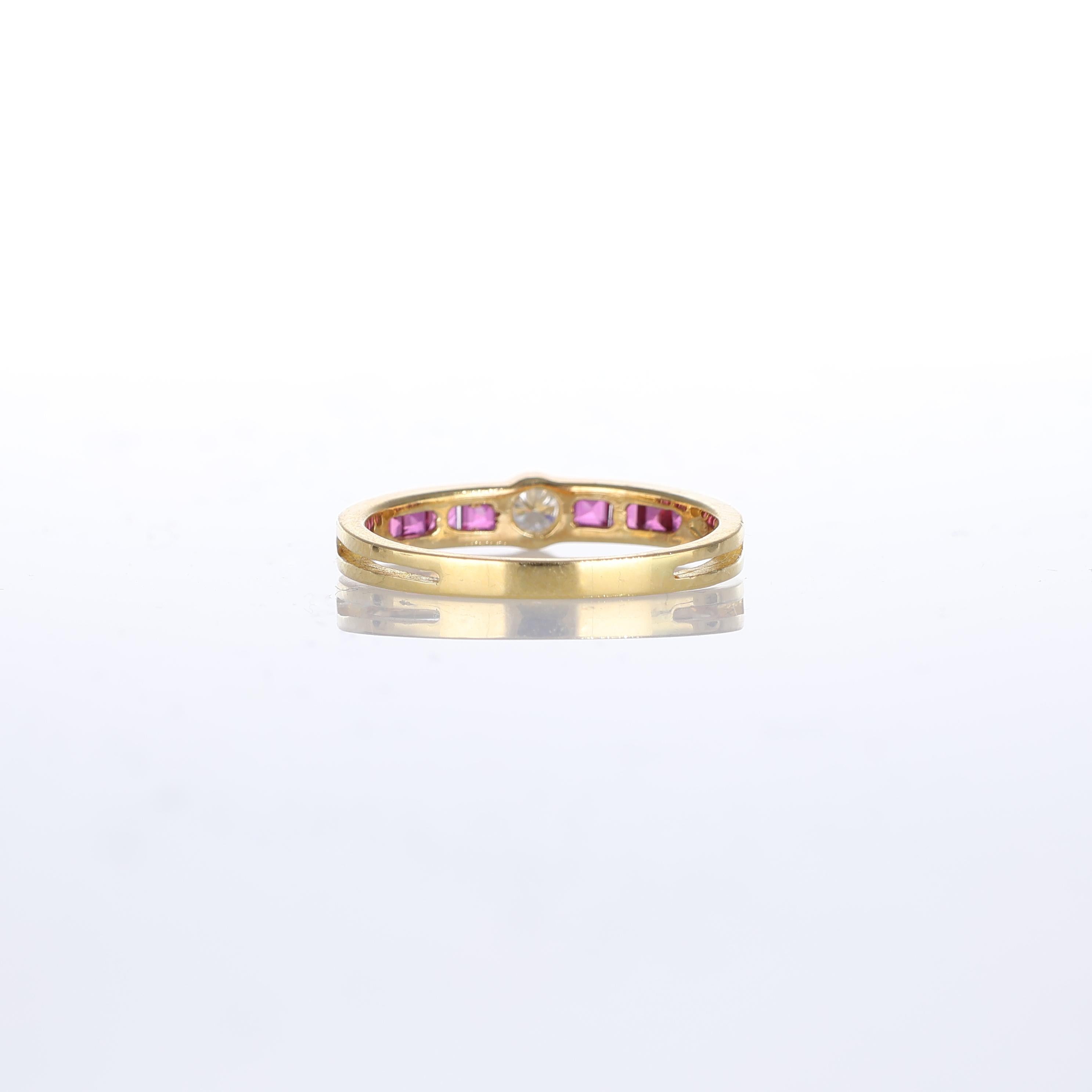 Women's or Men's 18kt Yellow Gold Ring with Carré Rubies and Central Diamond For Sale