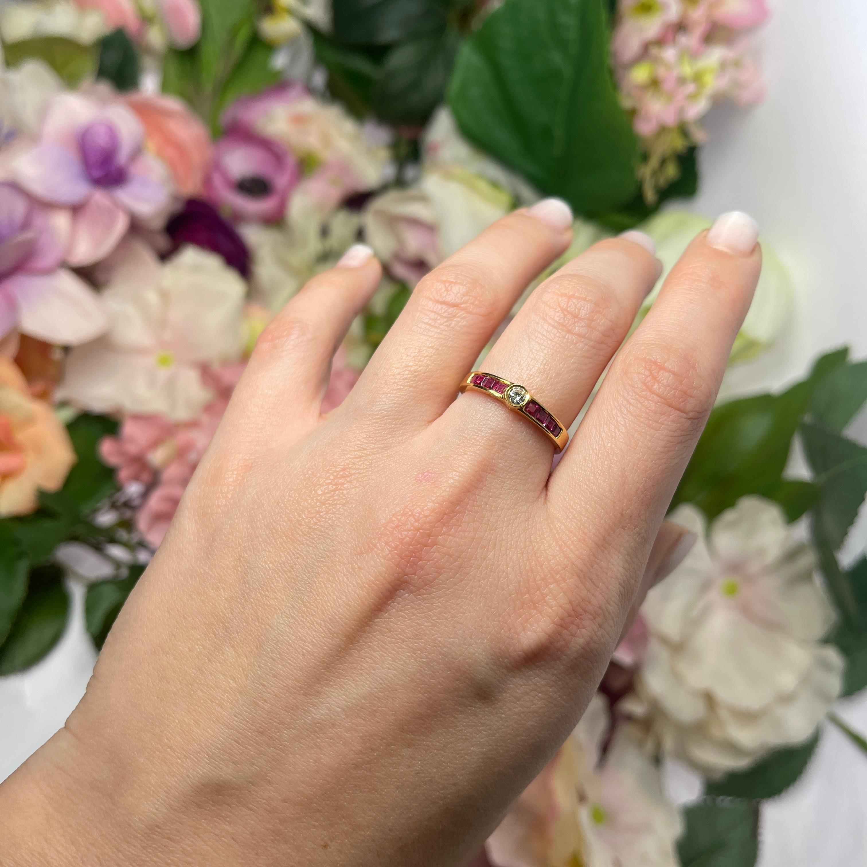 18kt Yellow Gold Ring with Carré Rubies and Central Diamond For Sale 2