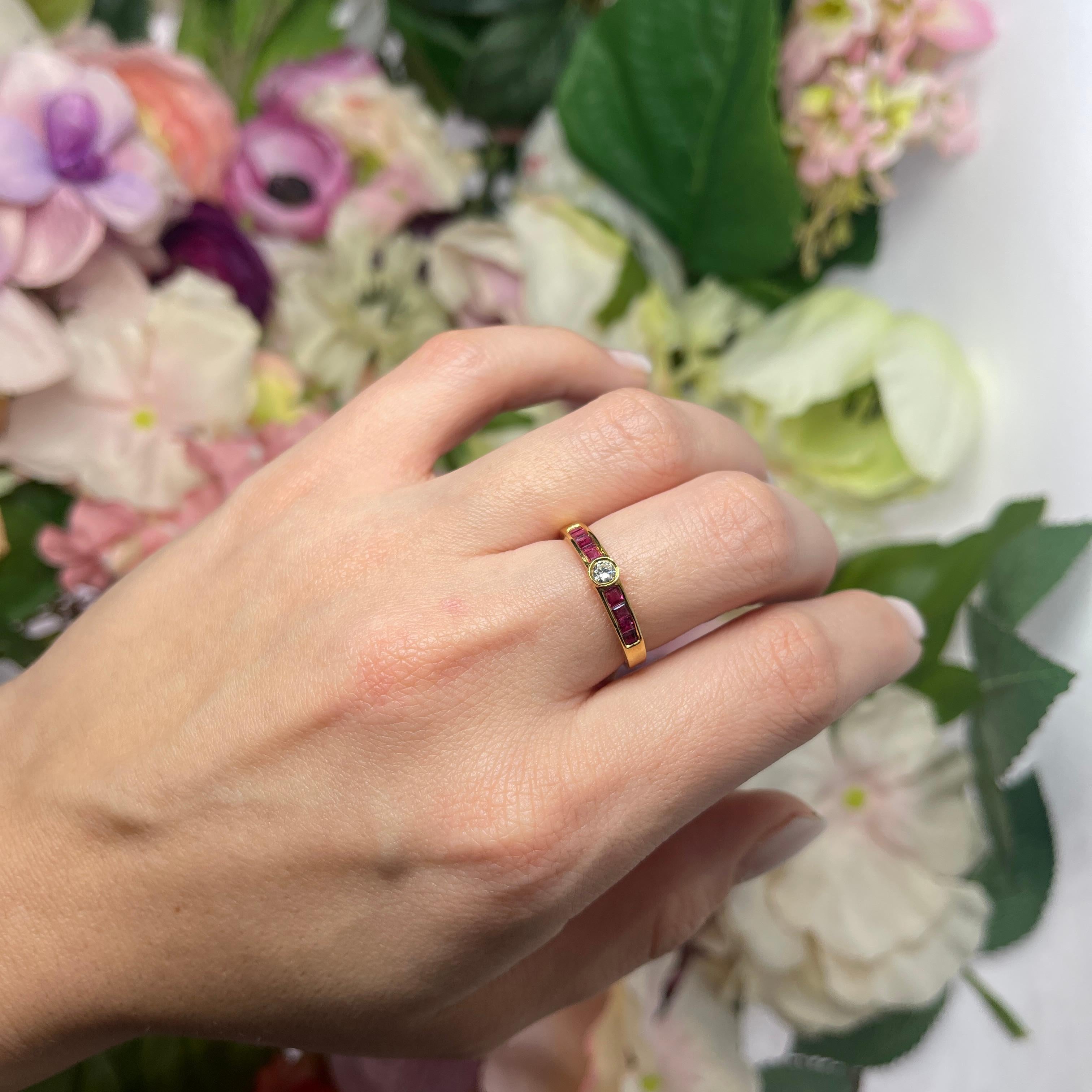 18kt Yellow Gold Ring with Carré Rubies and Central Diamond For Sale 3