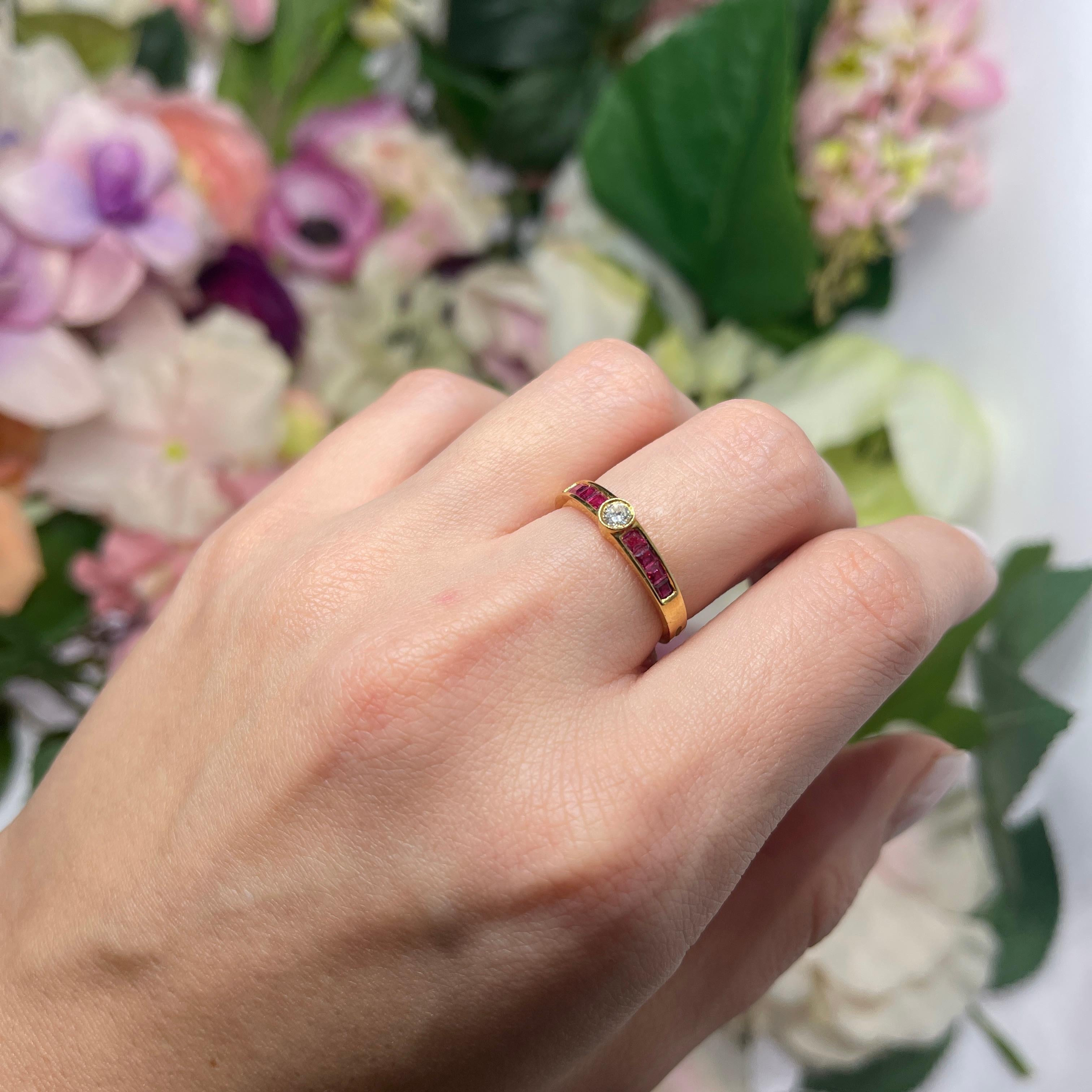 18kt Yellow Gold Ring with Carré Rubies and Central Diamond For Sale 4