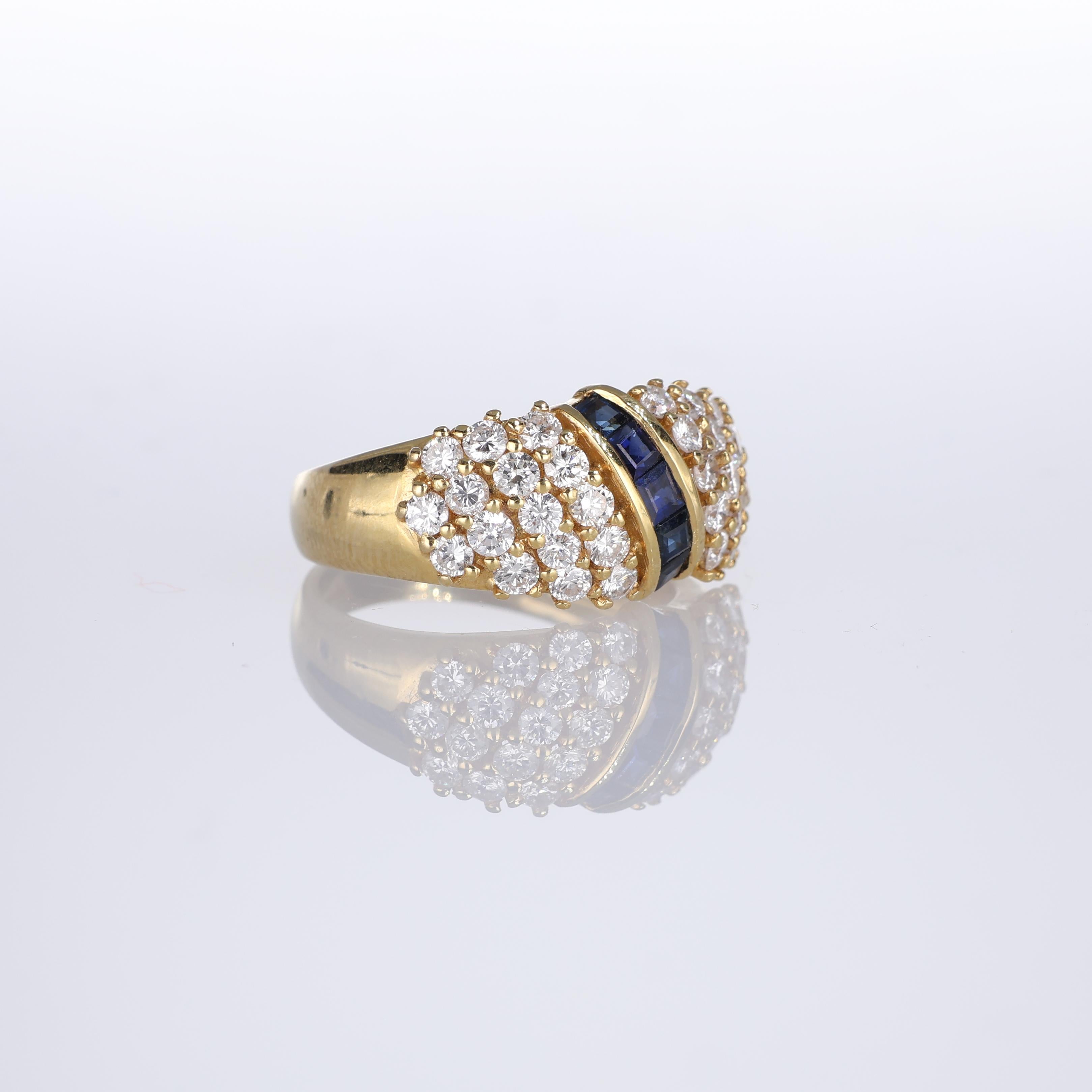 Brilliant Cut 18kt Yellow Gold Ring with Carre Sapphires and Diamond Pavé For Sale