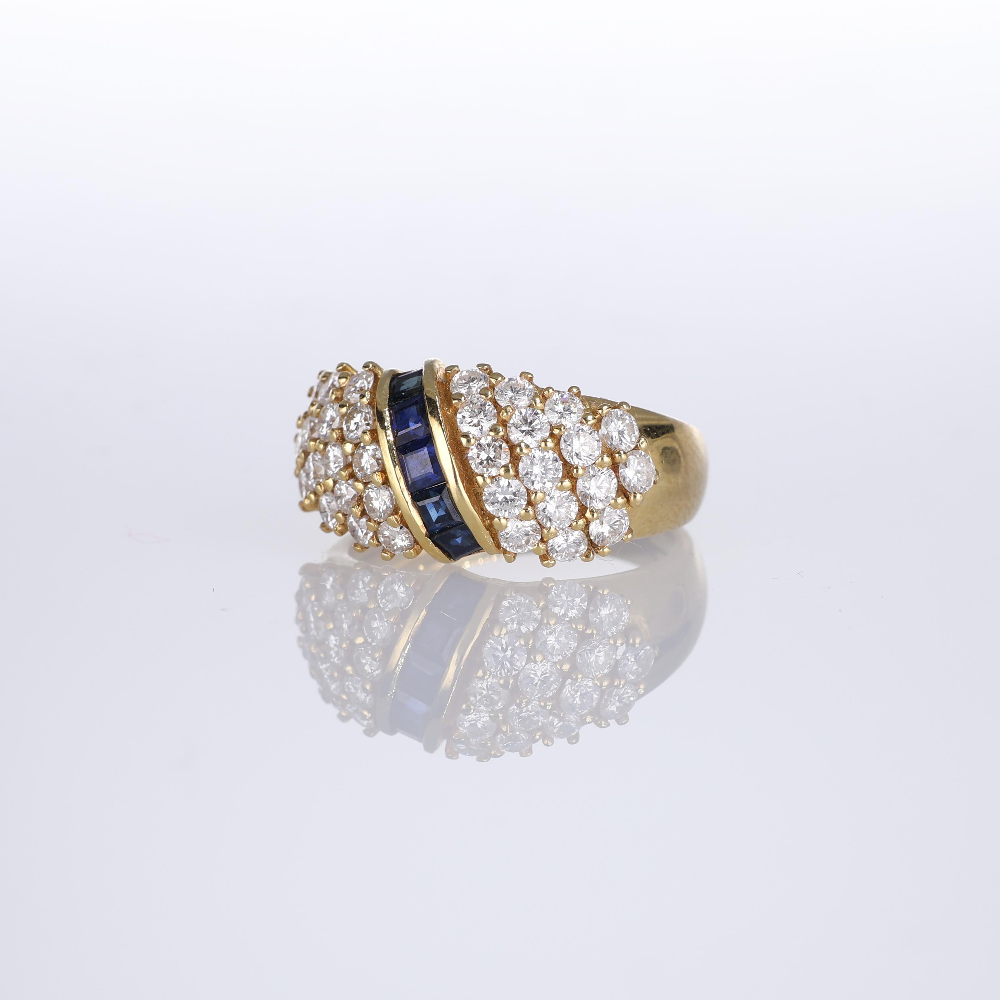 18kt Yellow Gold Ring with Carre Sapphires and Diamond Pavé In New Condition For Sale In Bergamo, BG