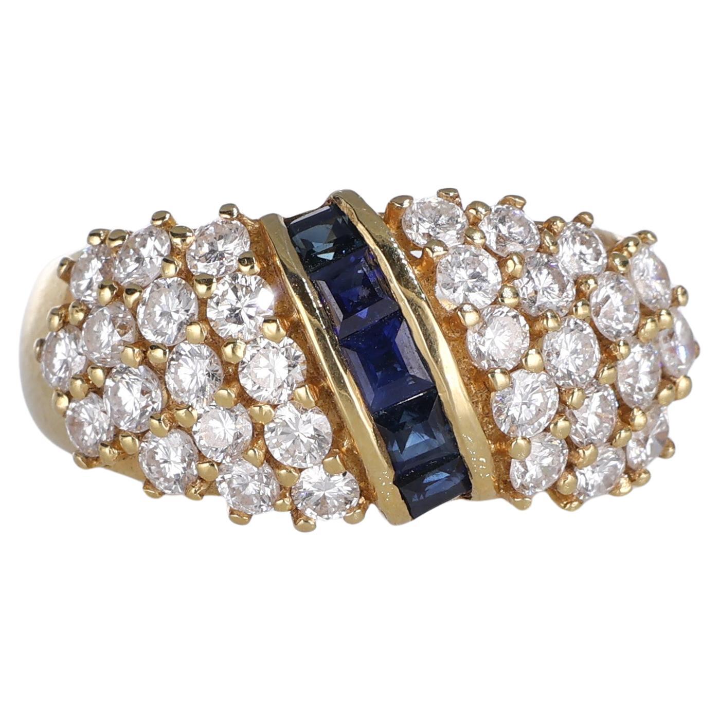18kt Yellow Gold Ring with Carre Sapphires and Diamond Pavé For Sale