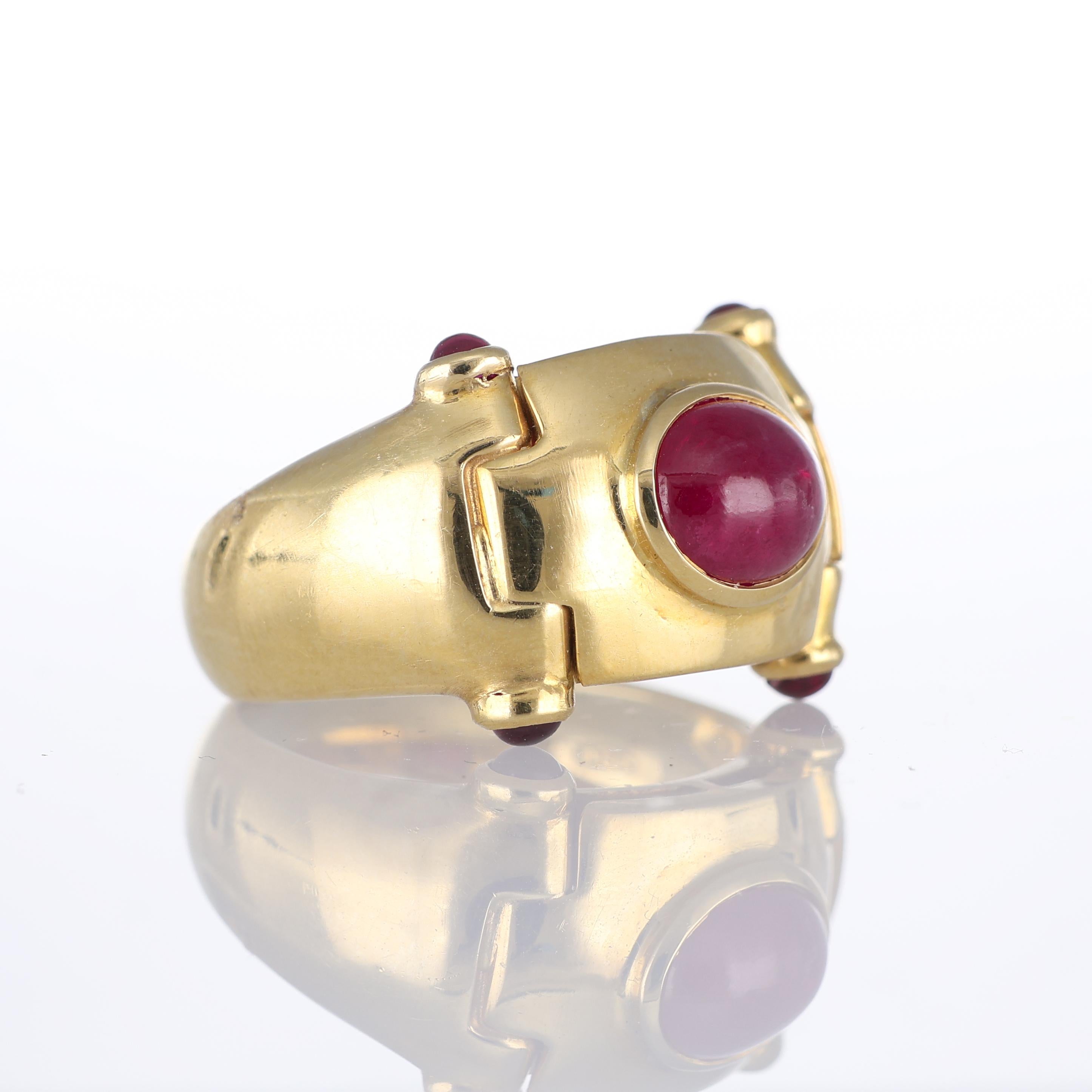 Brilliant Cut 18kt Yellow Gold Ring with Central Cabochon Ruby For Sale