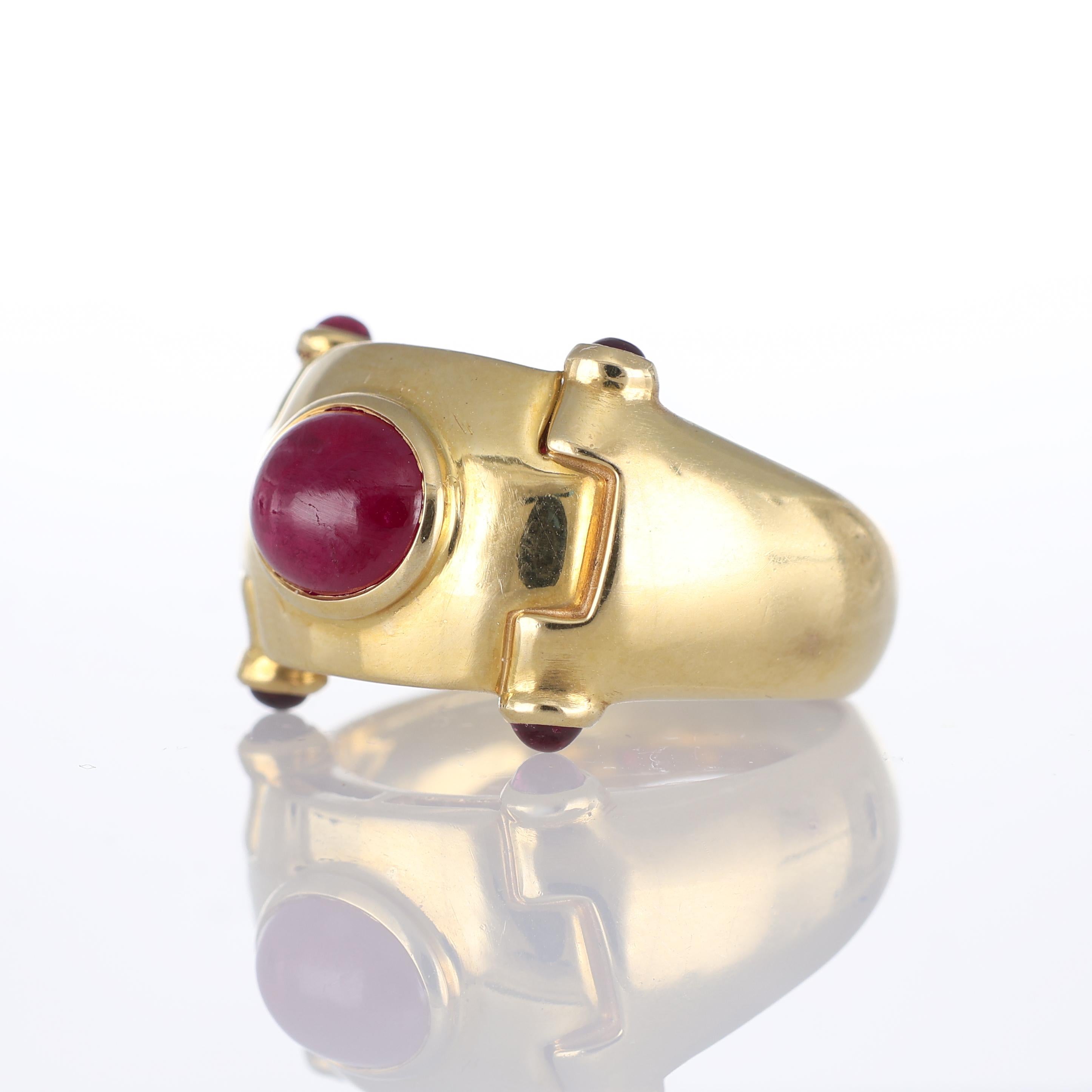 Bague en or jaune 18 carats avec rubis cabochon central Neuf - En vente à Bergamo, BG