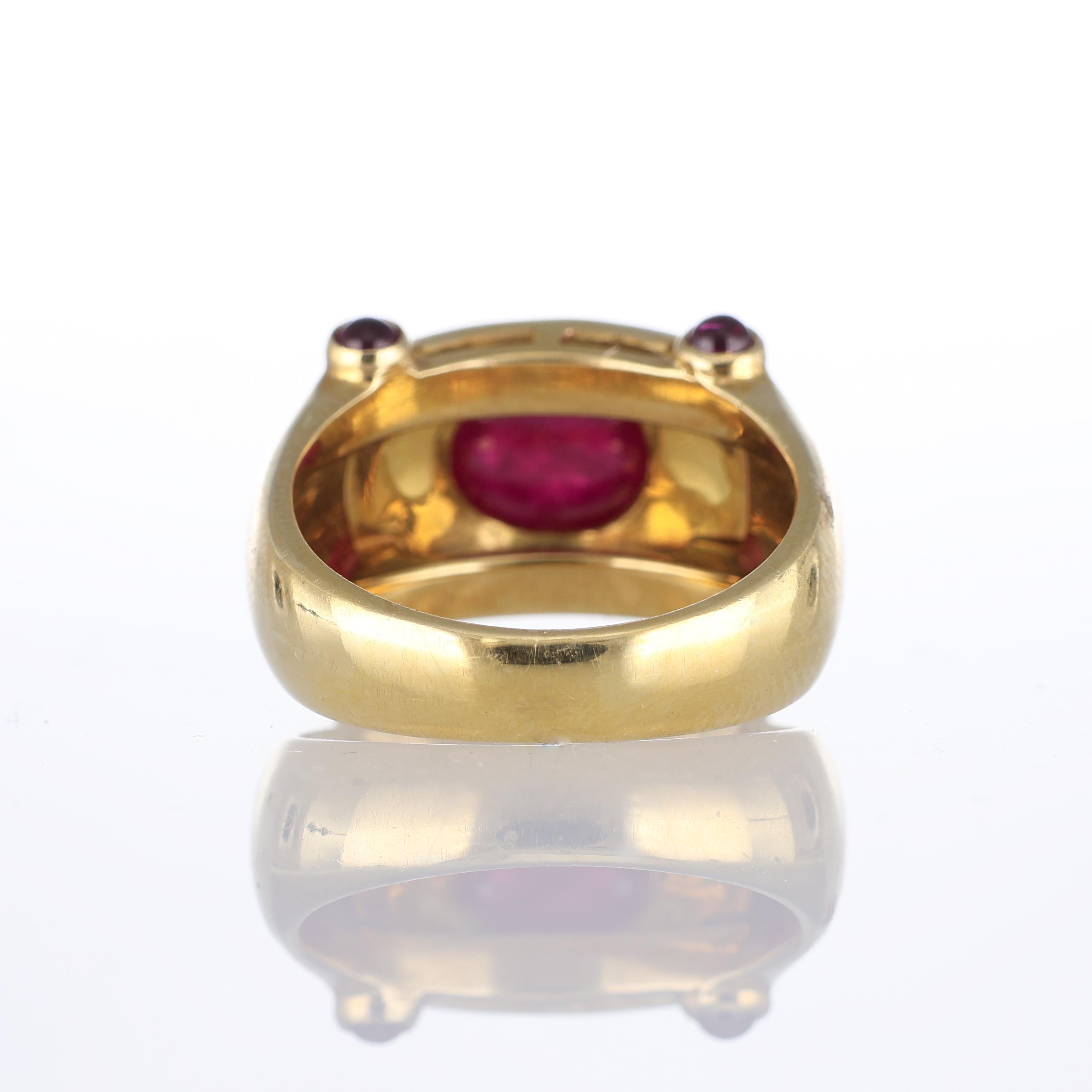 Women's or Men's 18kt Yellow Gold Ring with Central Cabochon Ruby For Sale