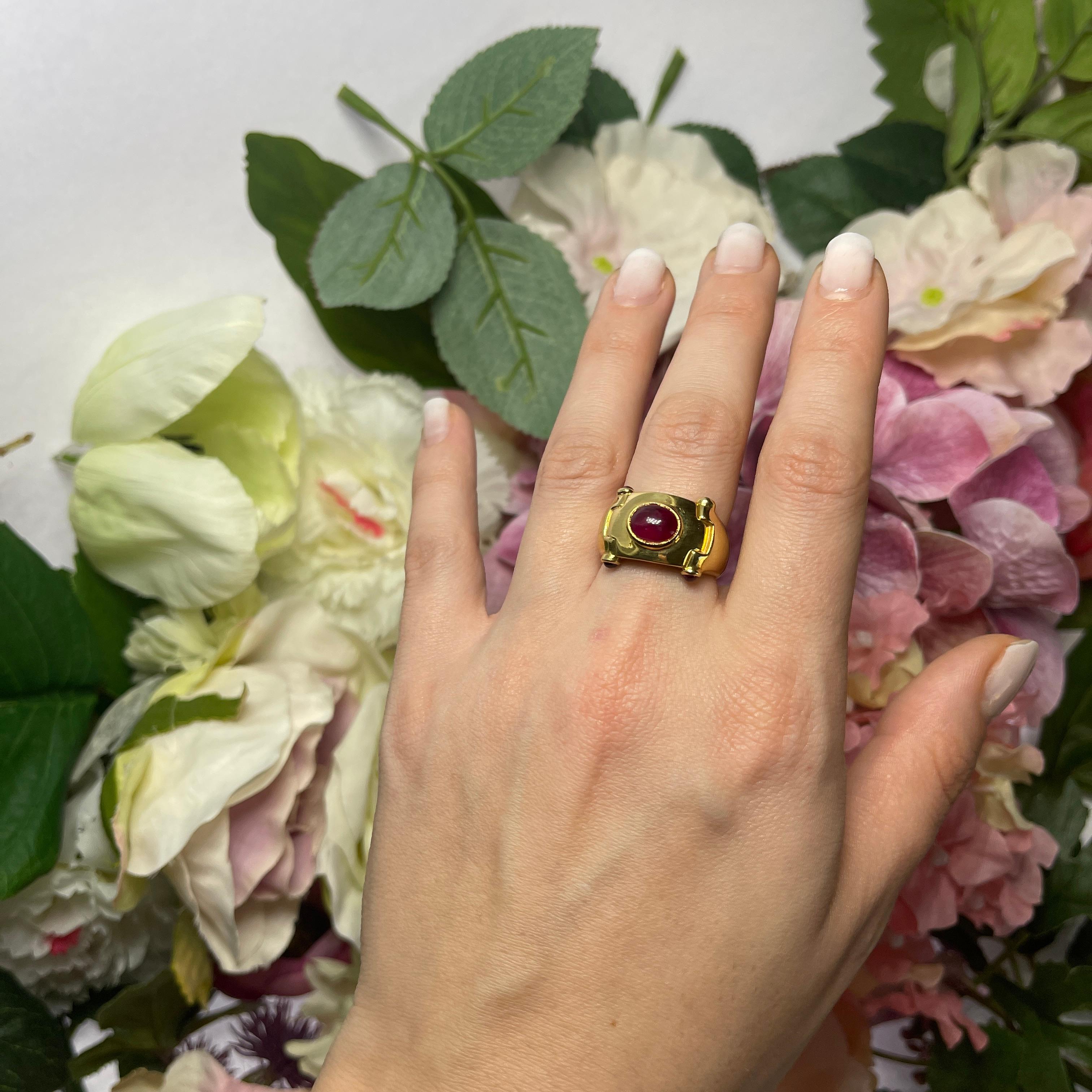 18kt Yellow Gold Ring with Central Cabochon Ruby For Sale 1
