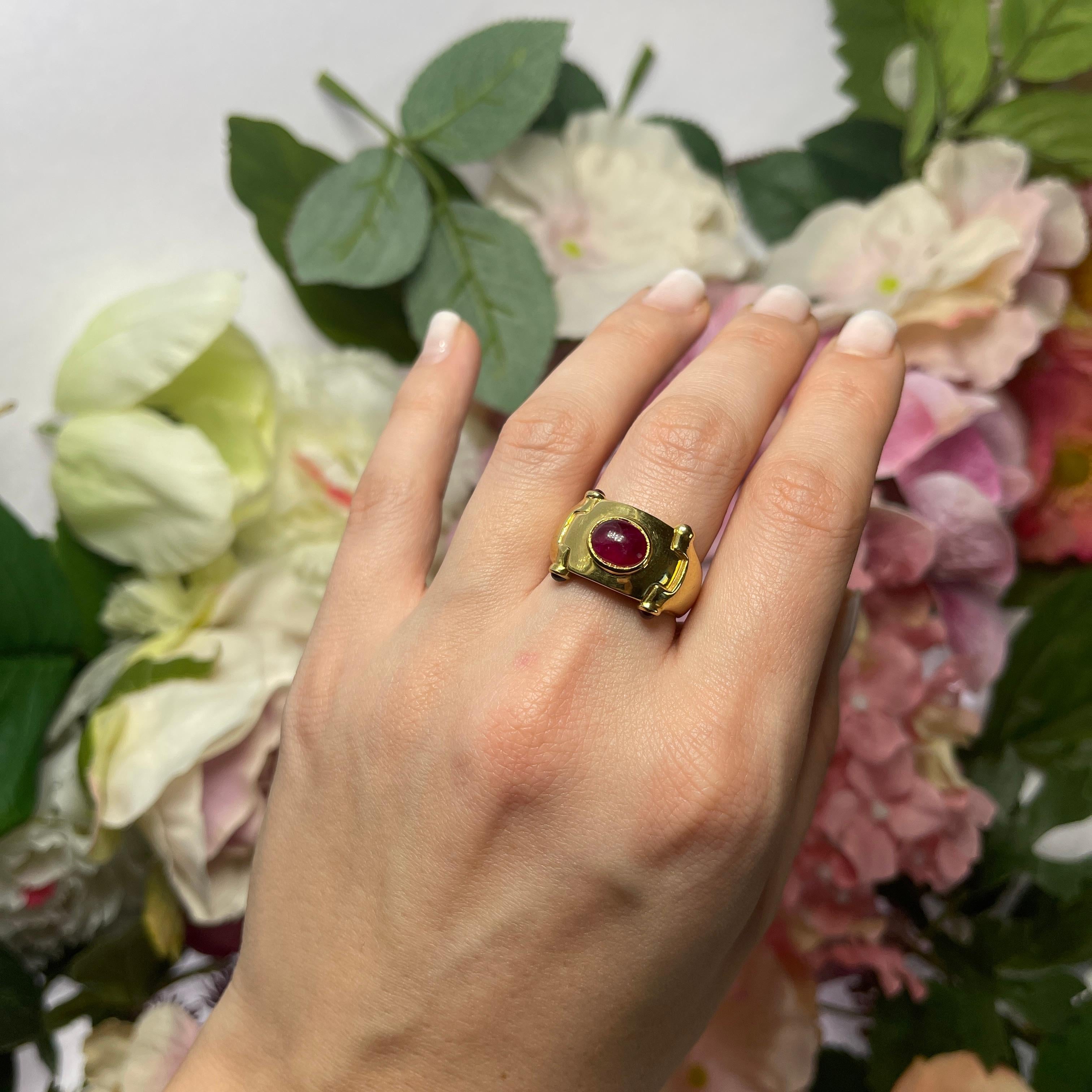 18kt Yellow Gold Ring with Central Cabochon Ruby For Sale 2