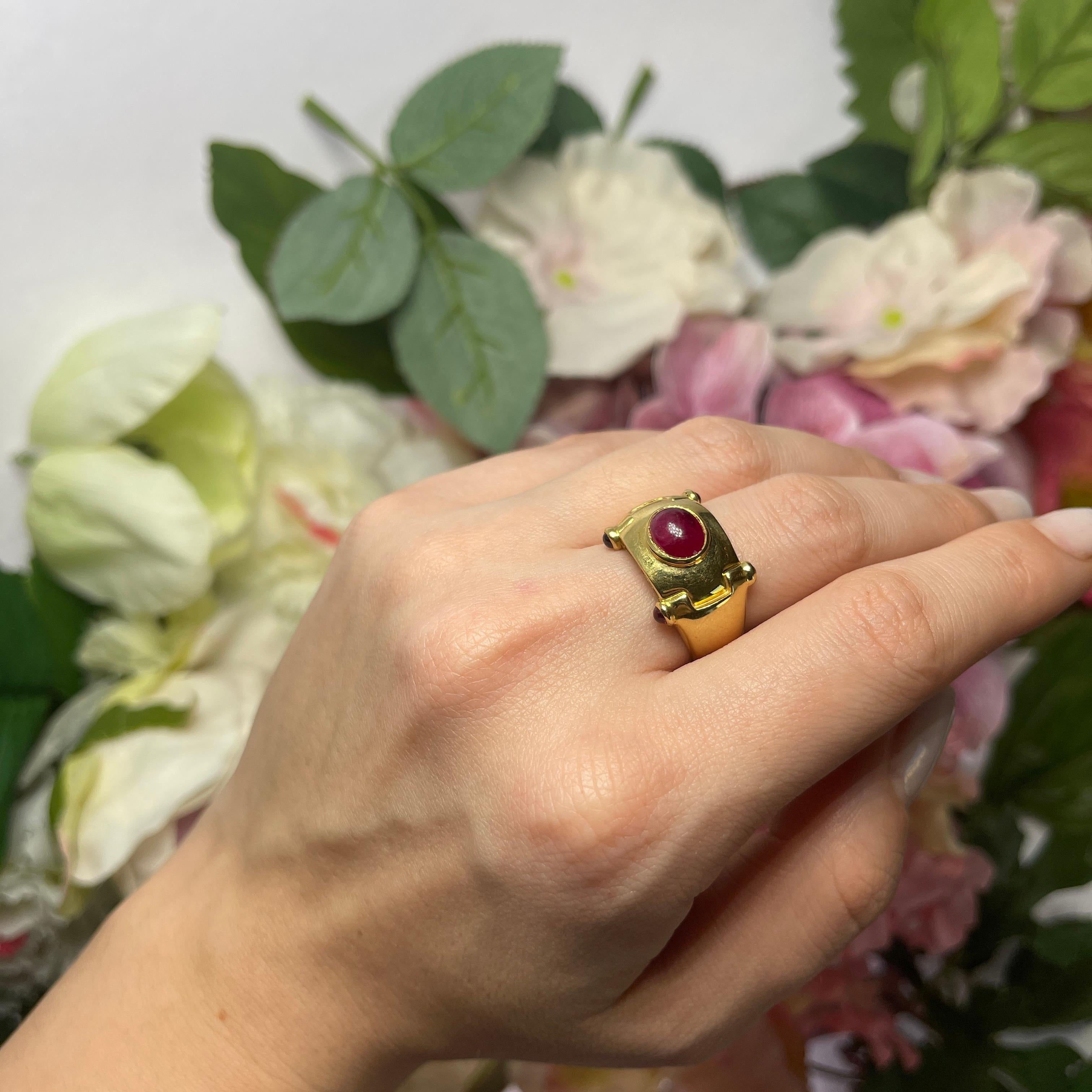 18kt Yellow Gold Ring with Central Cabochon Ruby For Sale 3