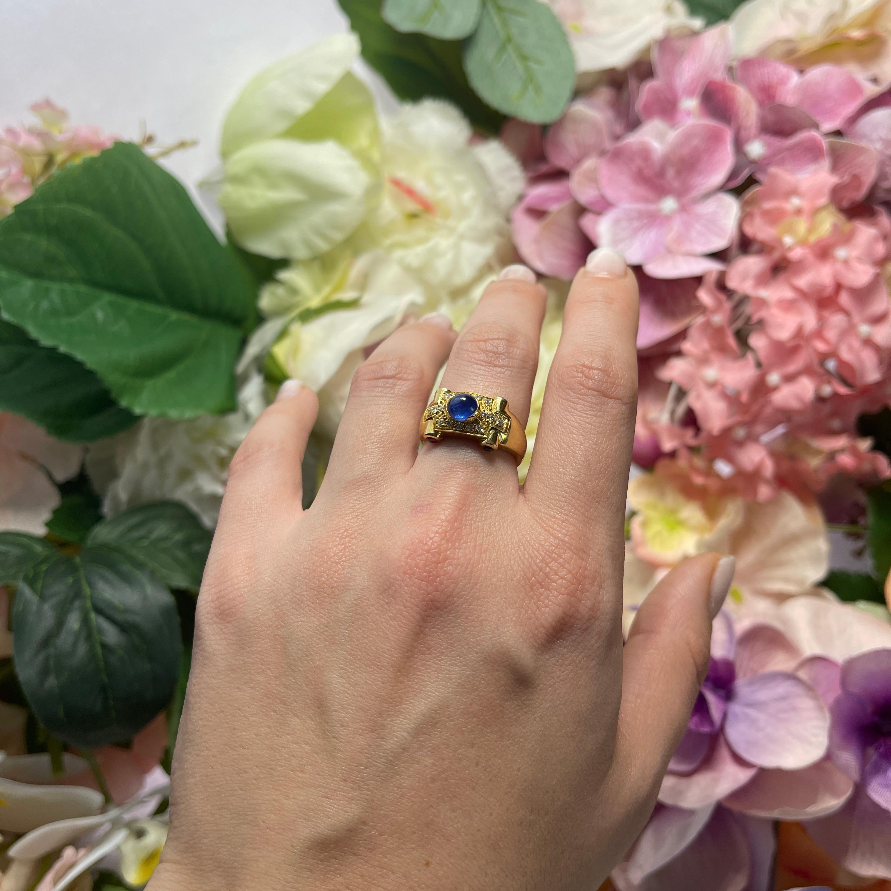 18kt Yellow Gold Ring with Central Cabochon Sapphire and Diamond Pavé For Sale 5