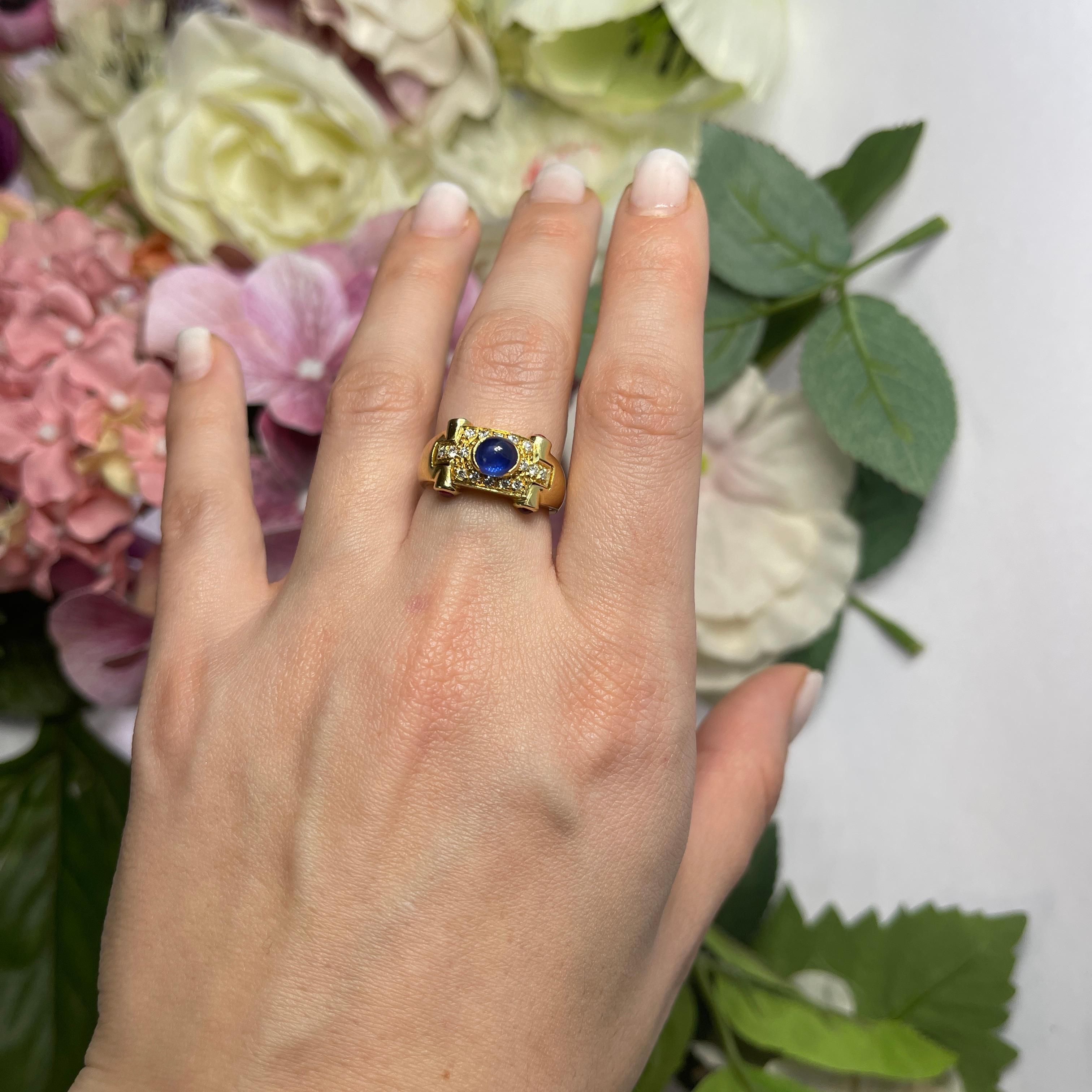 18kt Yellow Gold Ring with Central Cabochon Sapphire and Diamond Pavé For Sale 1