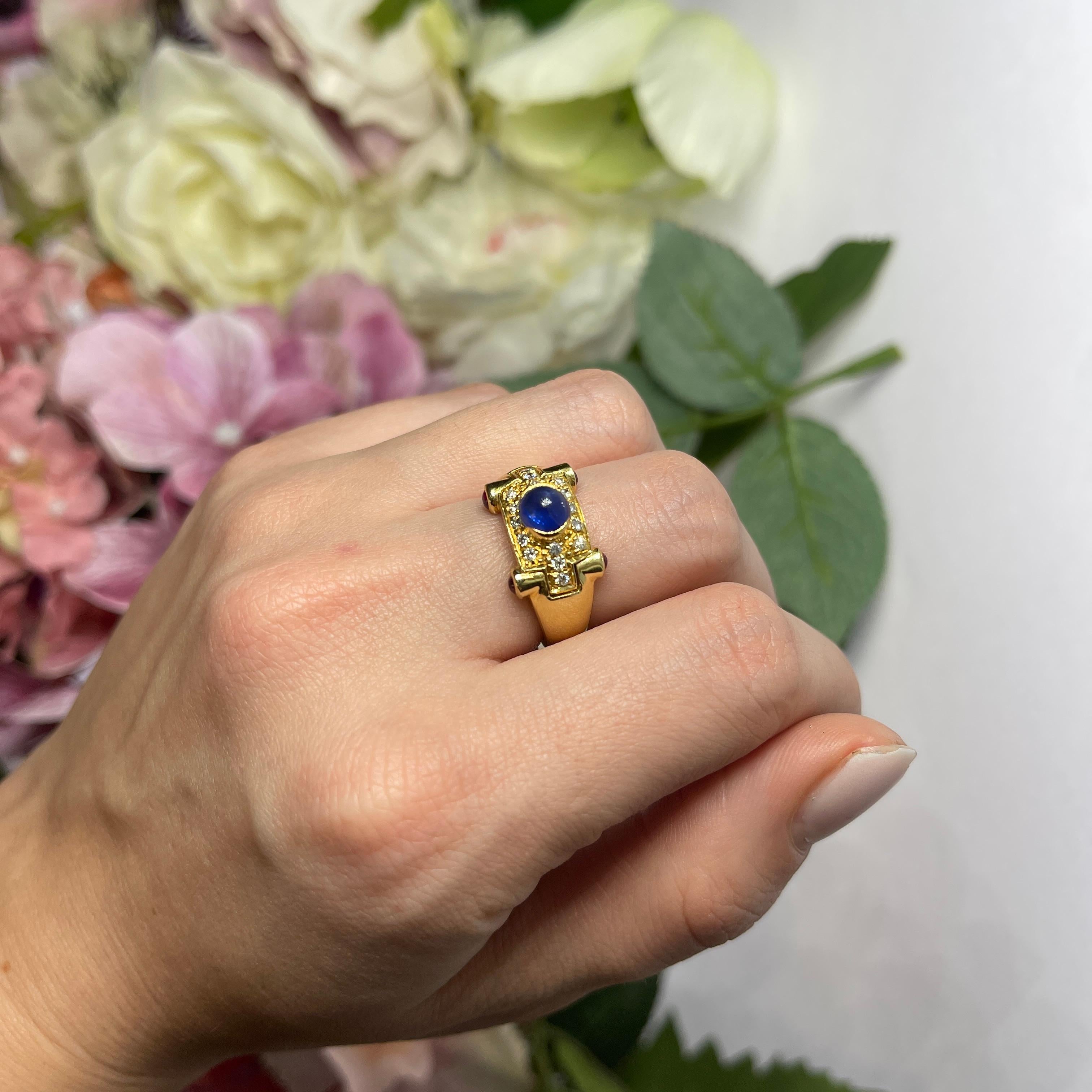 18kt Yellow Gold Ring with Central Cabochon Sapphire and Diamond Pavé For Sale 3