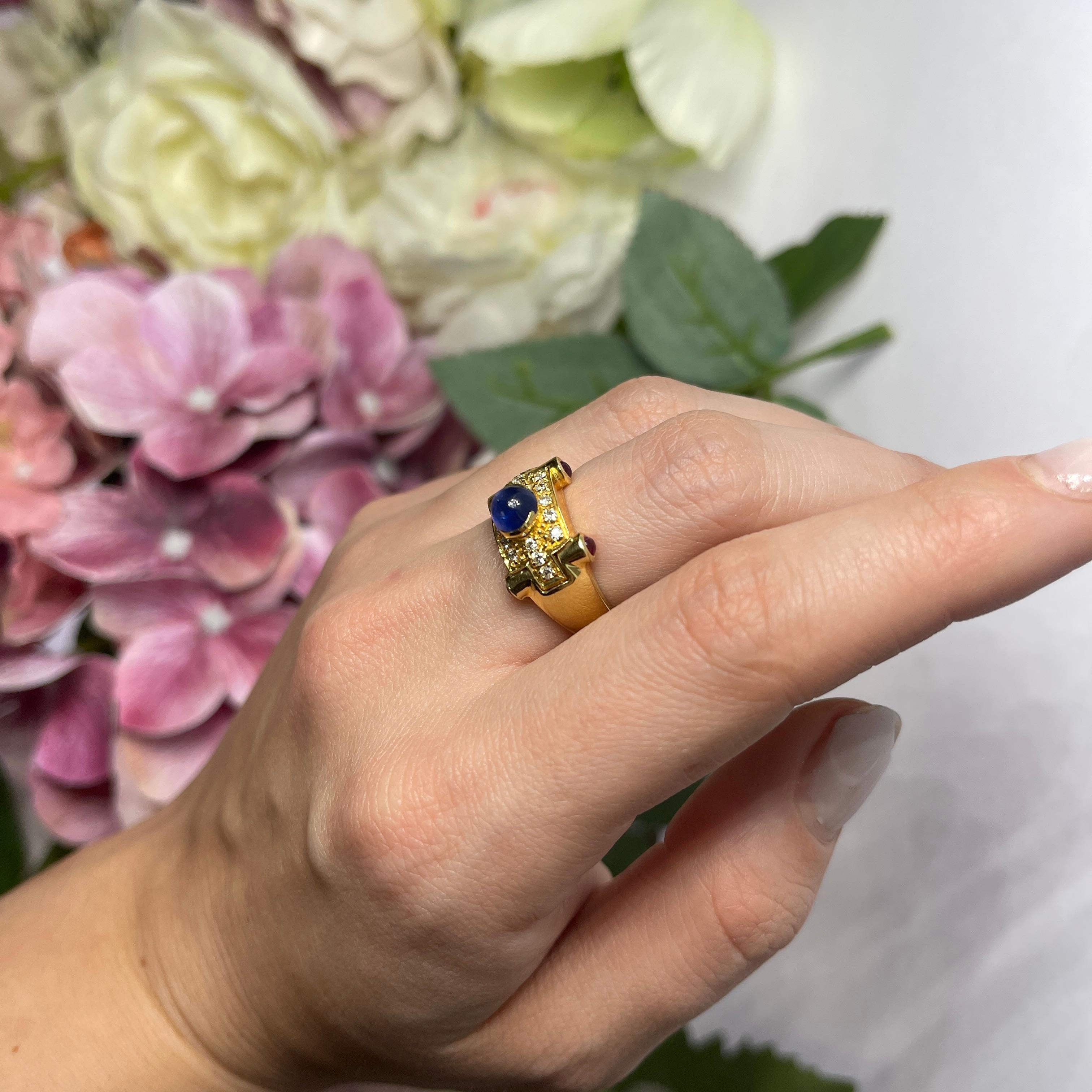 18kt Yellow Gold Ring with Central Cabochon Sapphire and Diamond Pavé For Sale 4