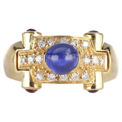 Anello in oro giallo 18kt con zaffiro cabochon centrale e pavé di diamanti