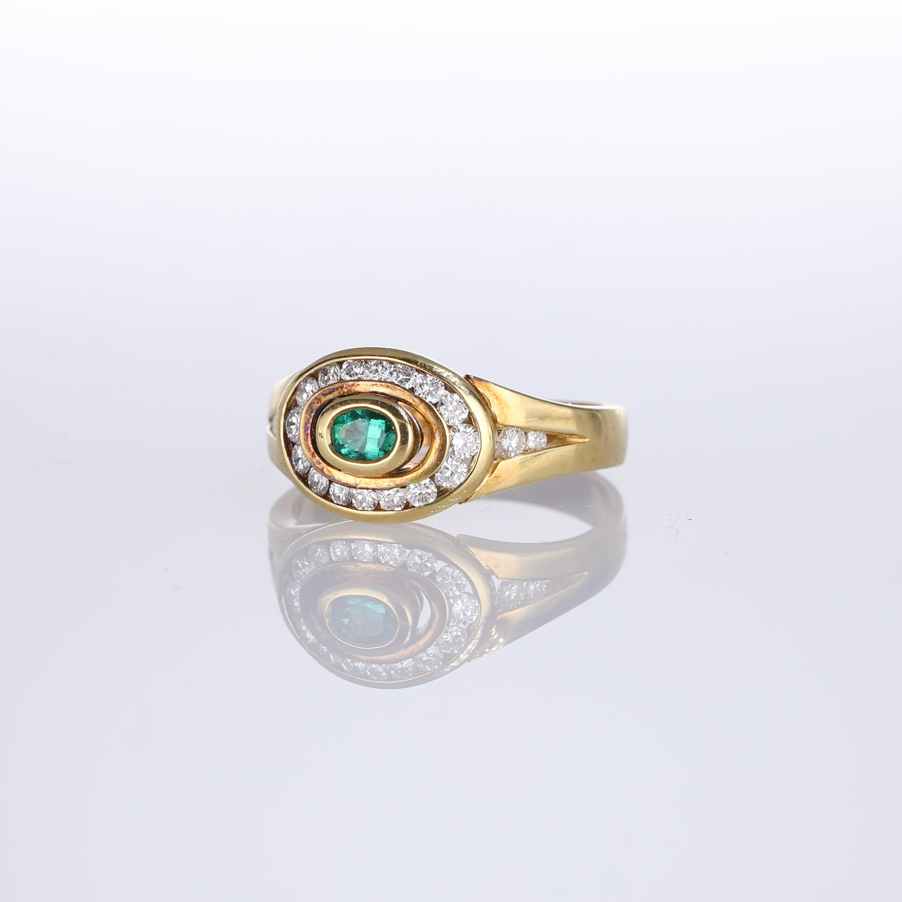 18kt Yellow Gold Ring with Central Emerald and Diamond Frame In New Condition For Sale In Bergamo, BG