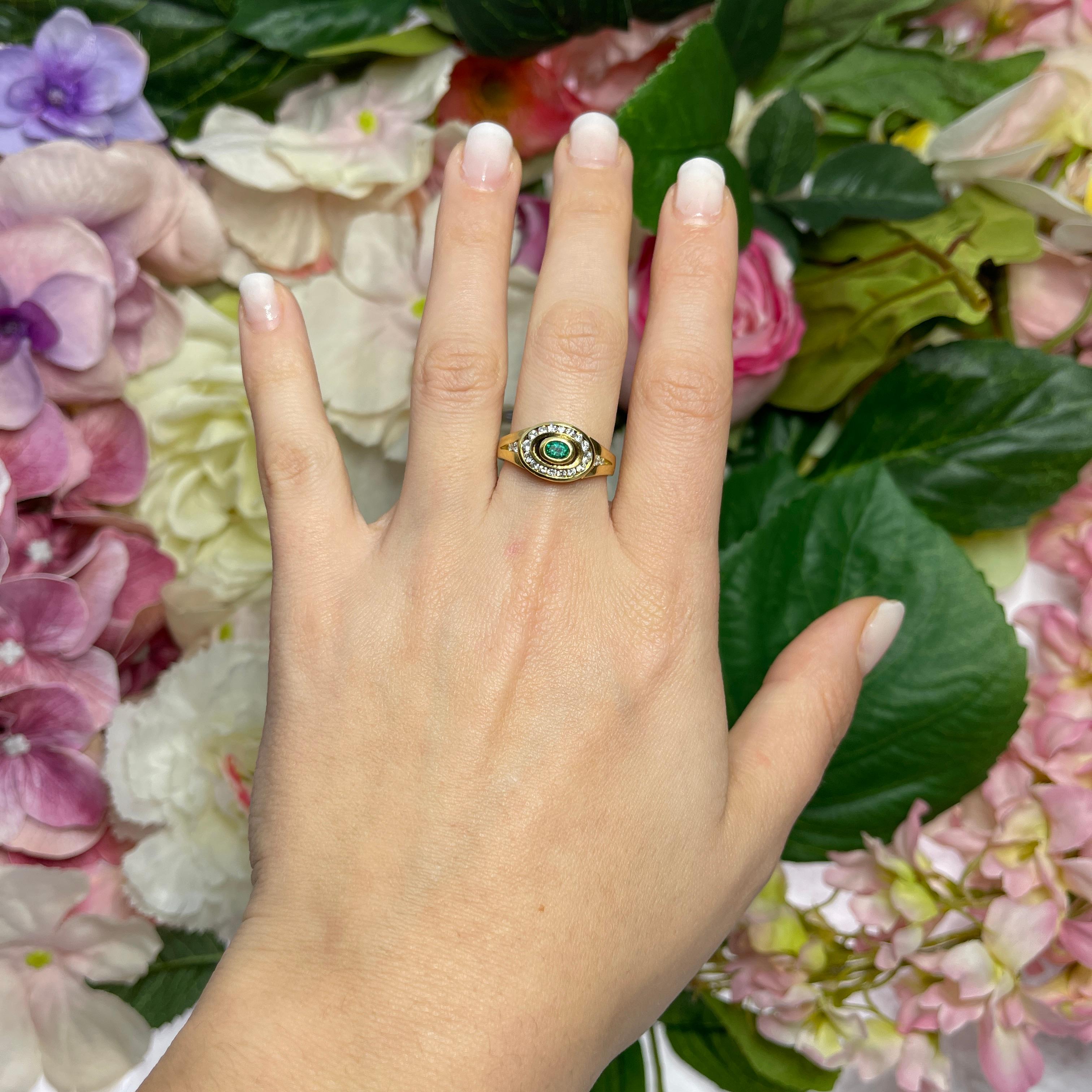 18kt Yellow Gold Ring with Central Emerald and Diamond Frame For Sale 1