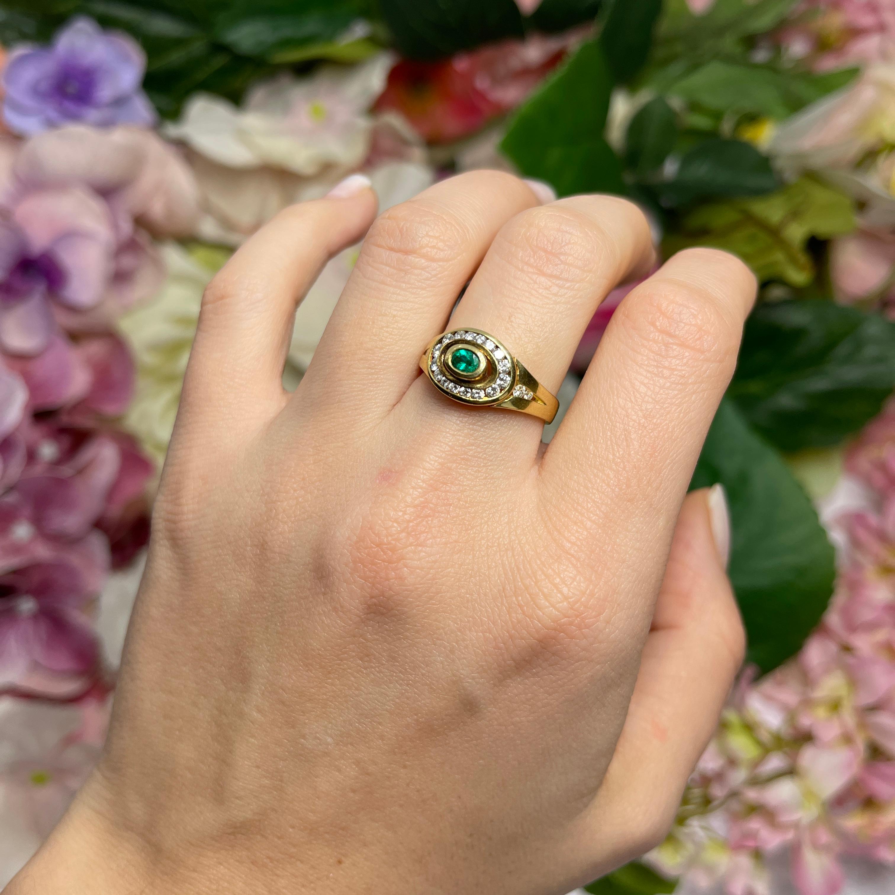 18kt Yellow Gold Ring with Central Emerald and Diamond Frame For Sale 2