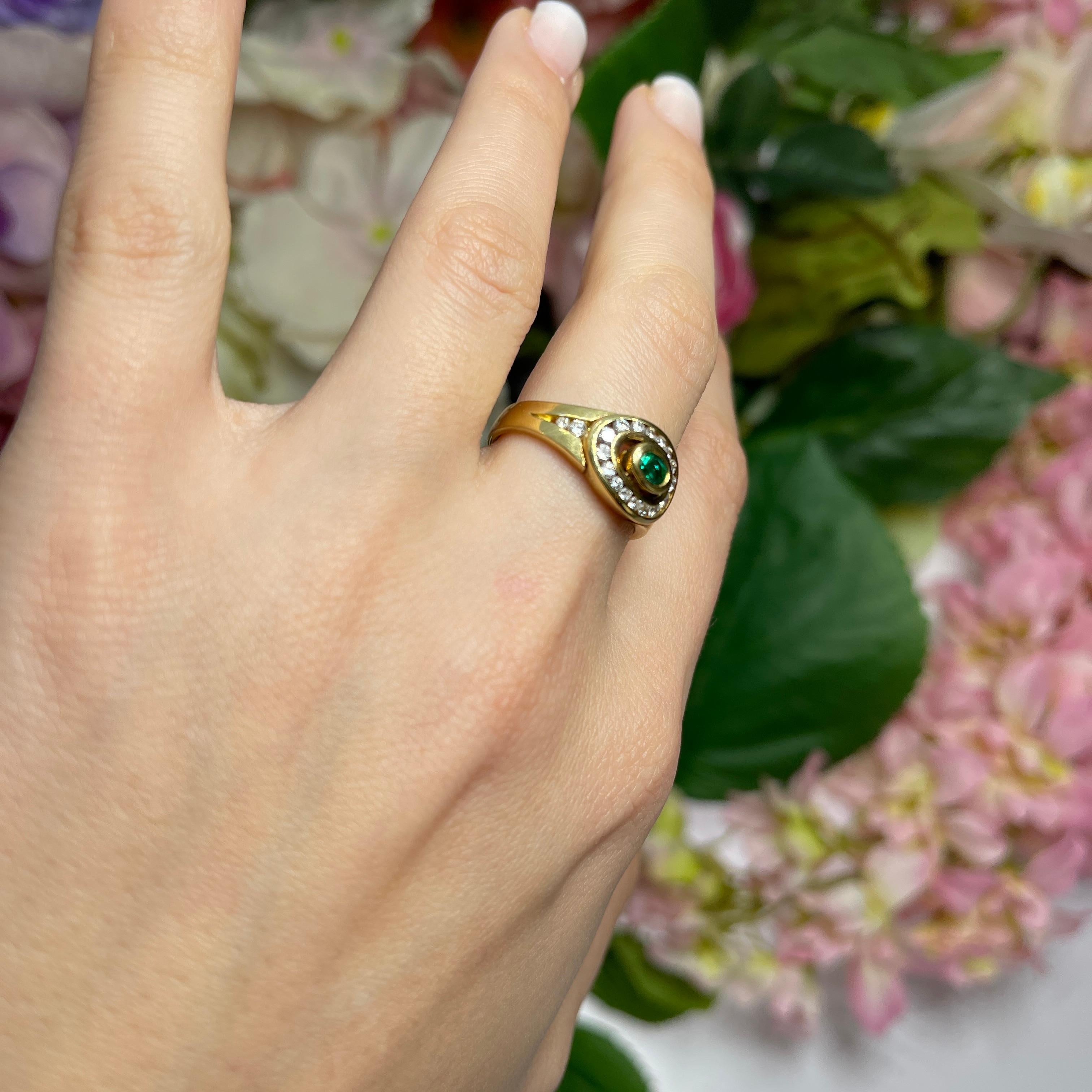 18kt Yellow Gold Ring with Central Emerald and Diamond Frame For Sale 3