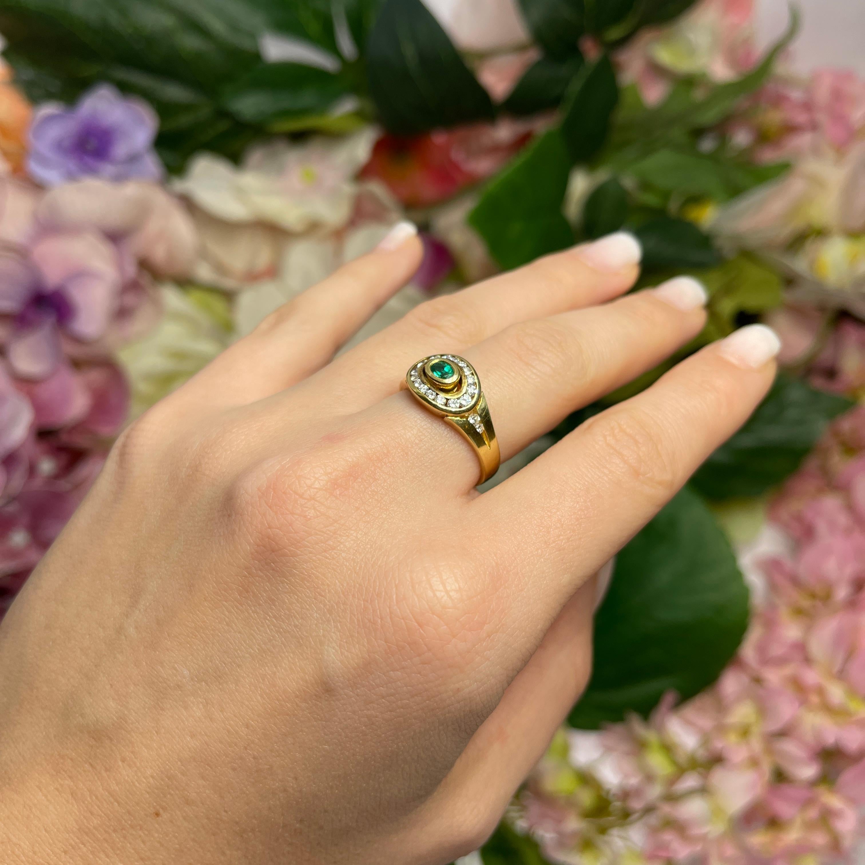 18kt Yellow Gold Ring with Central Emerald and Diamond Frame For Sale 4