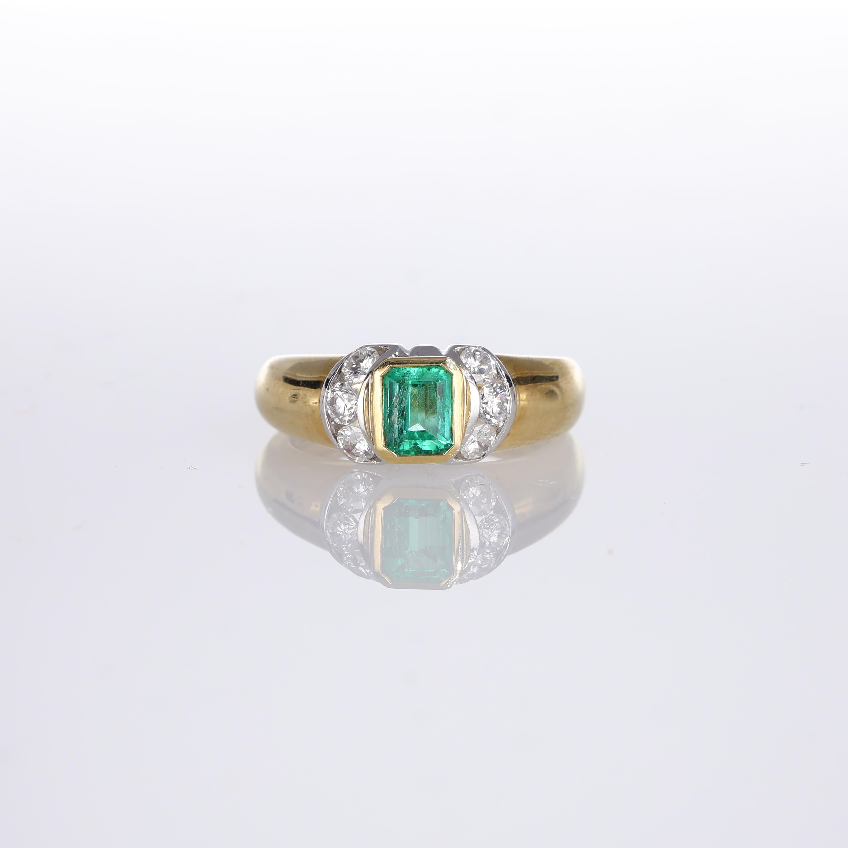 NOTE IMPORTANTE :
✔ Aucun coût supplémentaire ne sera ajouté à cette commande.
✔ Les frais d'expédition et de douane sont entièrement à notre charge.
--------------------
Cette bague raffinée en or jaune 18kt présente une émeraude centrale