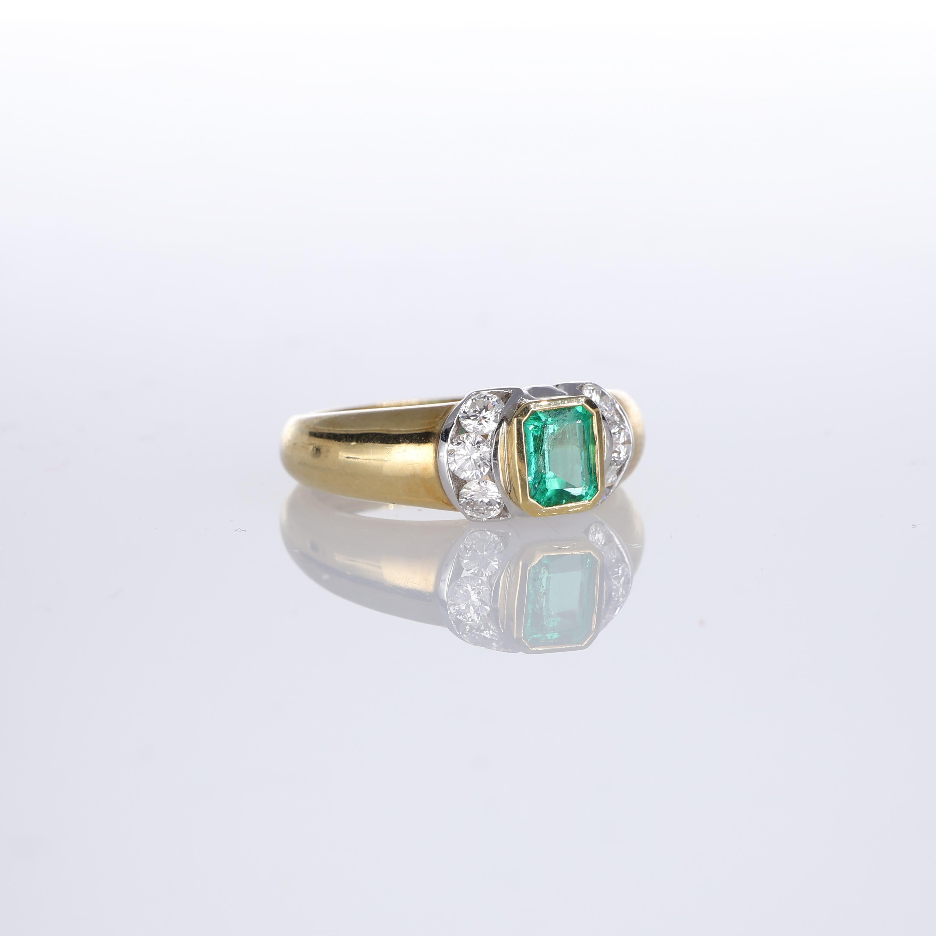 Taille brillant Bague en or jaune 18 carats avec émeraude centrale et diamants en vente