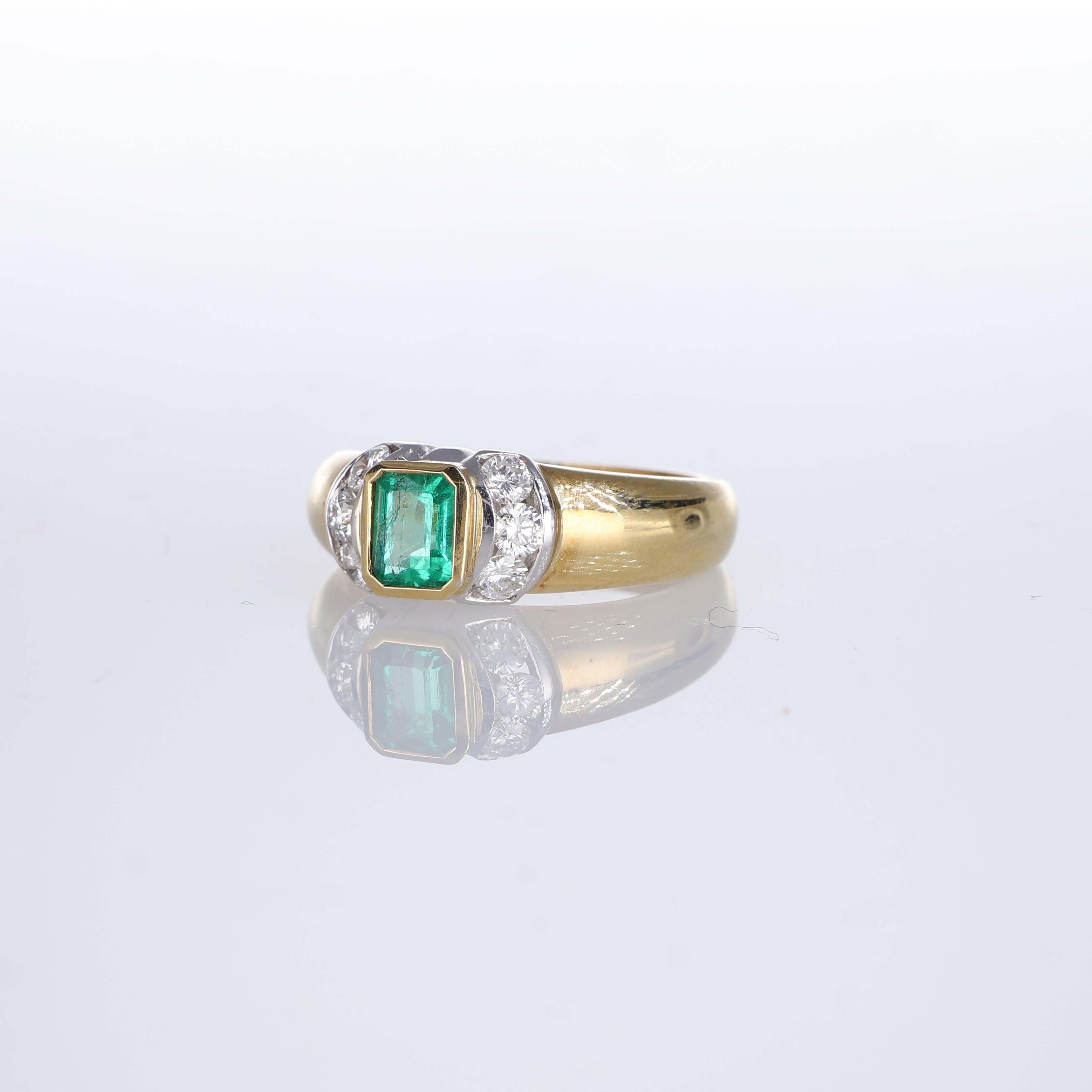 Bague en or jaune 18 carats avec émeraude centrale et diamants Neuf - En vente à Bergamo, BG