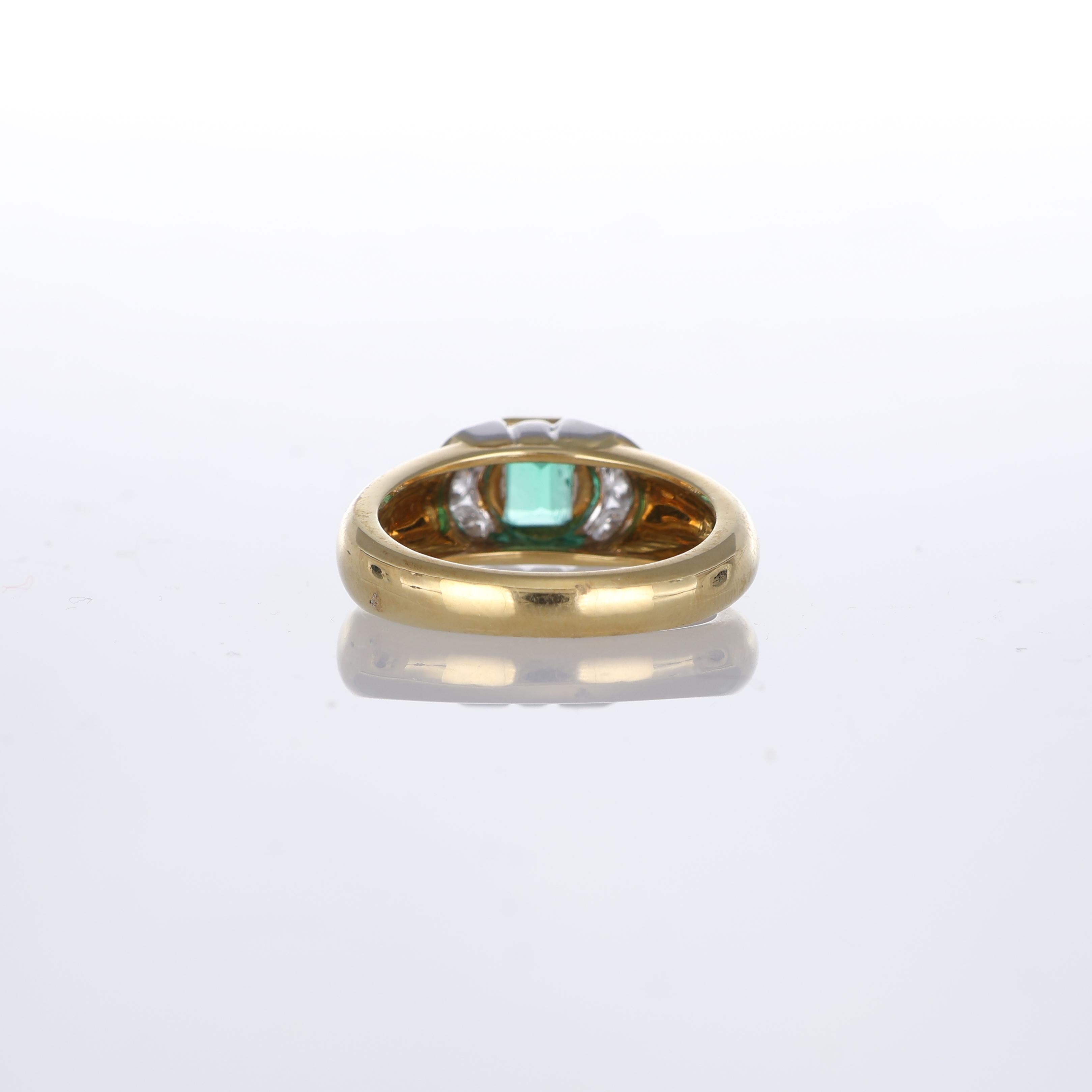 Bague en or jaune 18 carats avec émeraude centrale et diamants Unisexe en vente