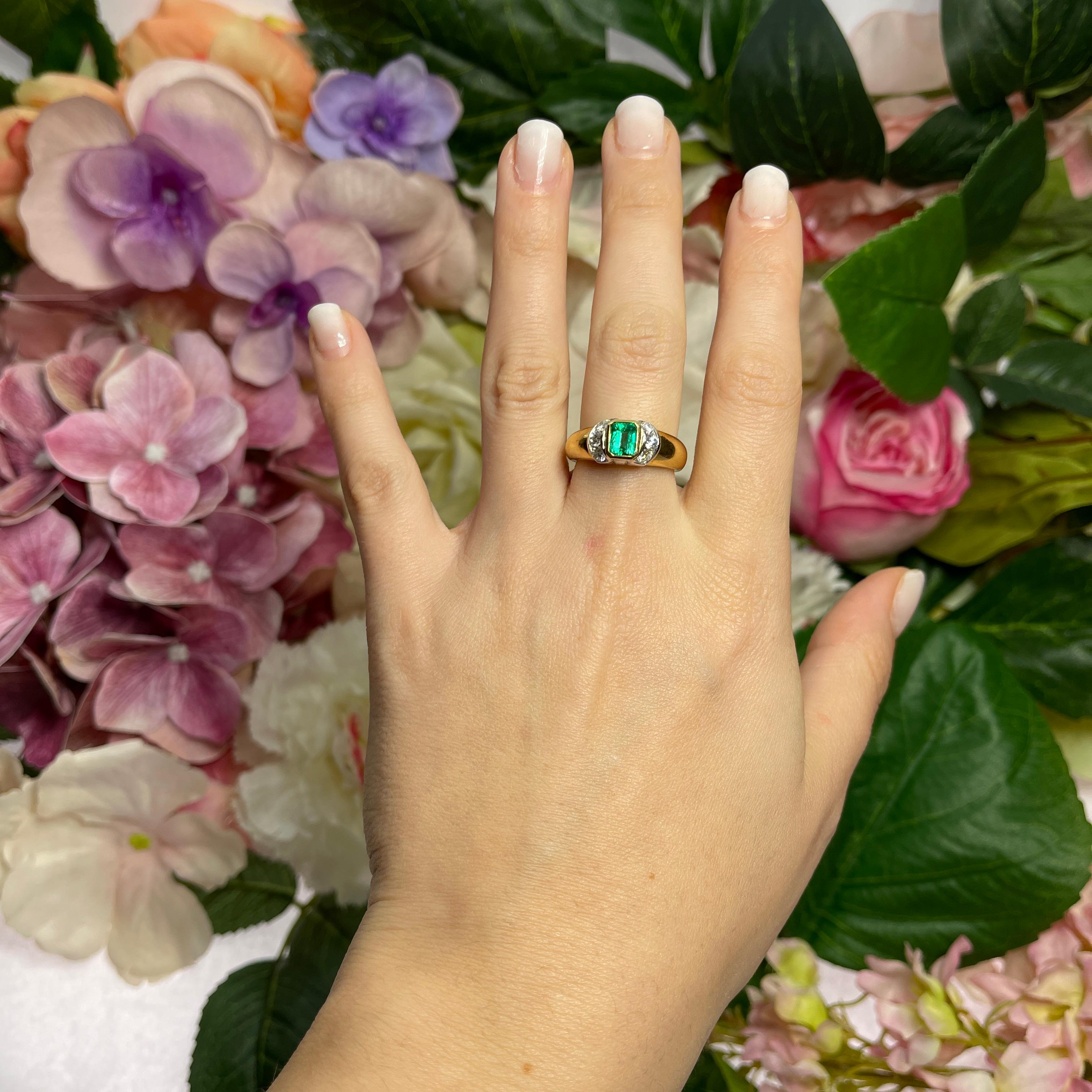 Bague en or jaune 18 carats avec émeraude centrale et diamants en vente 1
