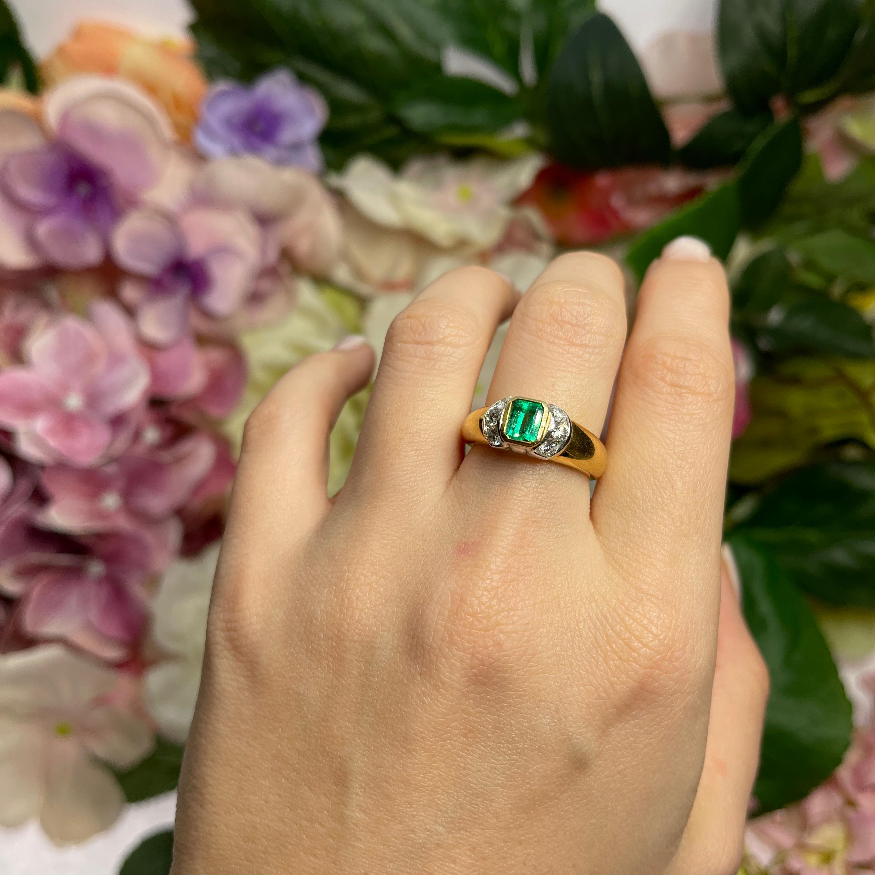 Bague en or jaune 18 carats avec émeraude centrale et diamants en vente 2