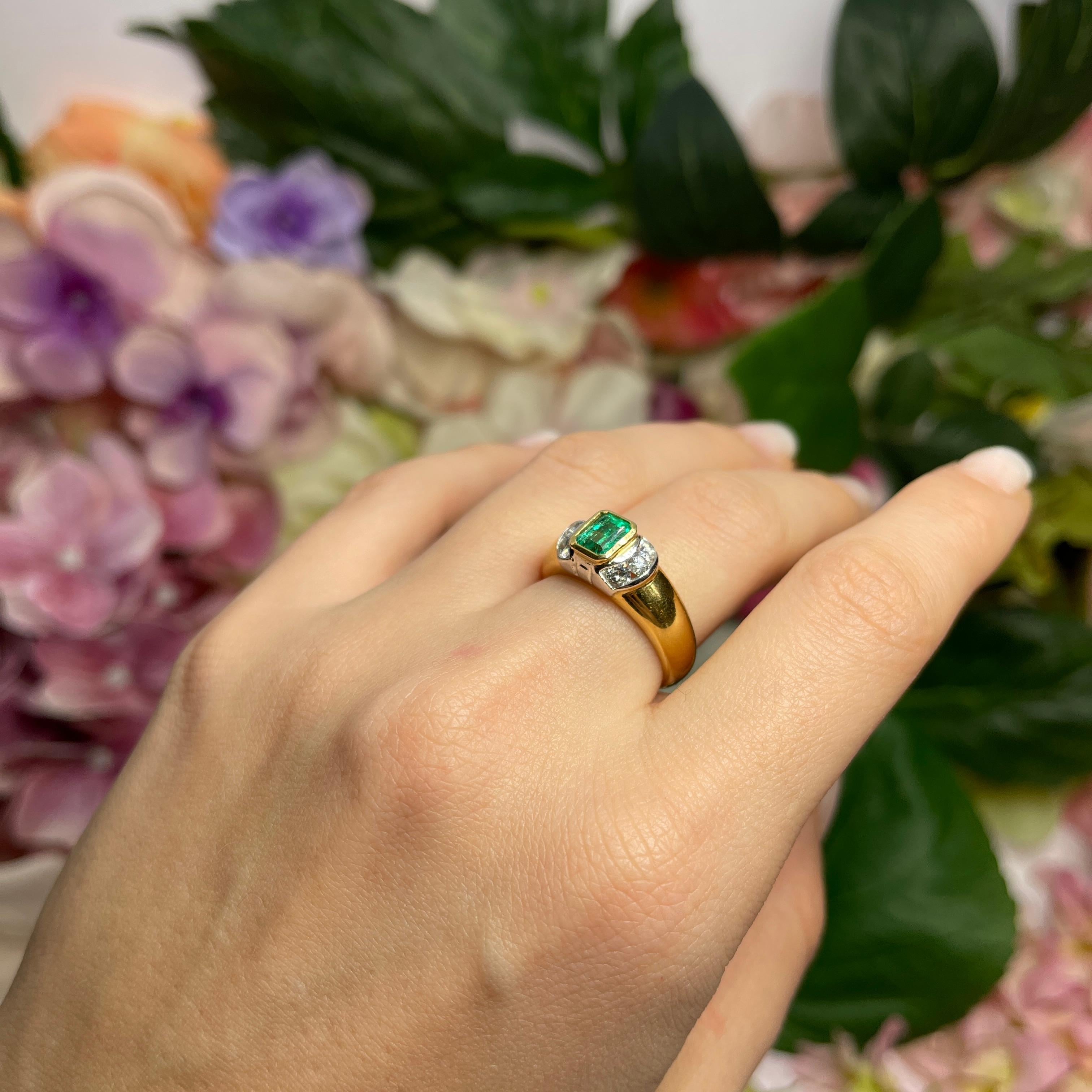 Bague en or jaune 18 carats avec émeraude centrale et diamants en vente 3