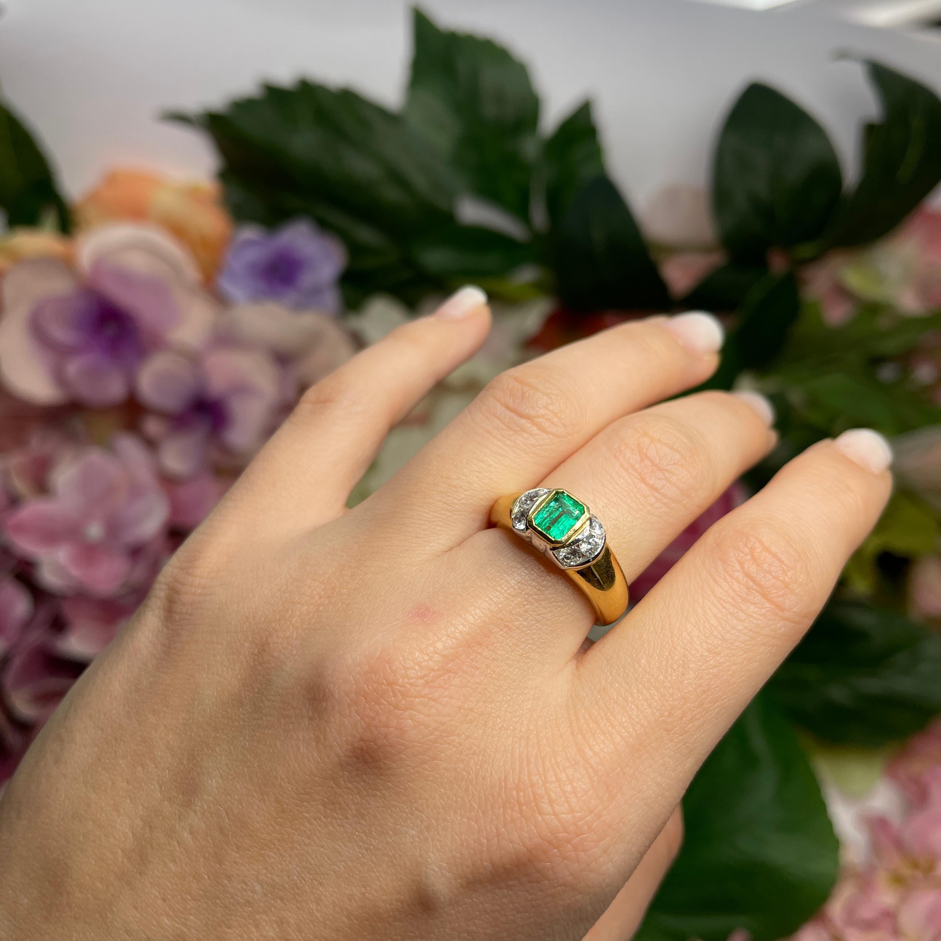 Bague en or jaune 18 carats avec émeraude centrale et diamants en vente 4
