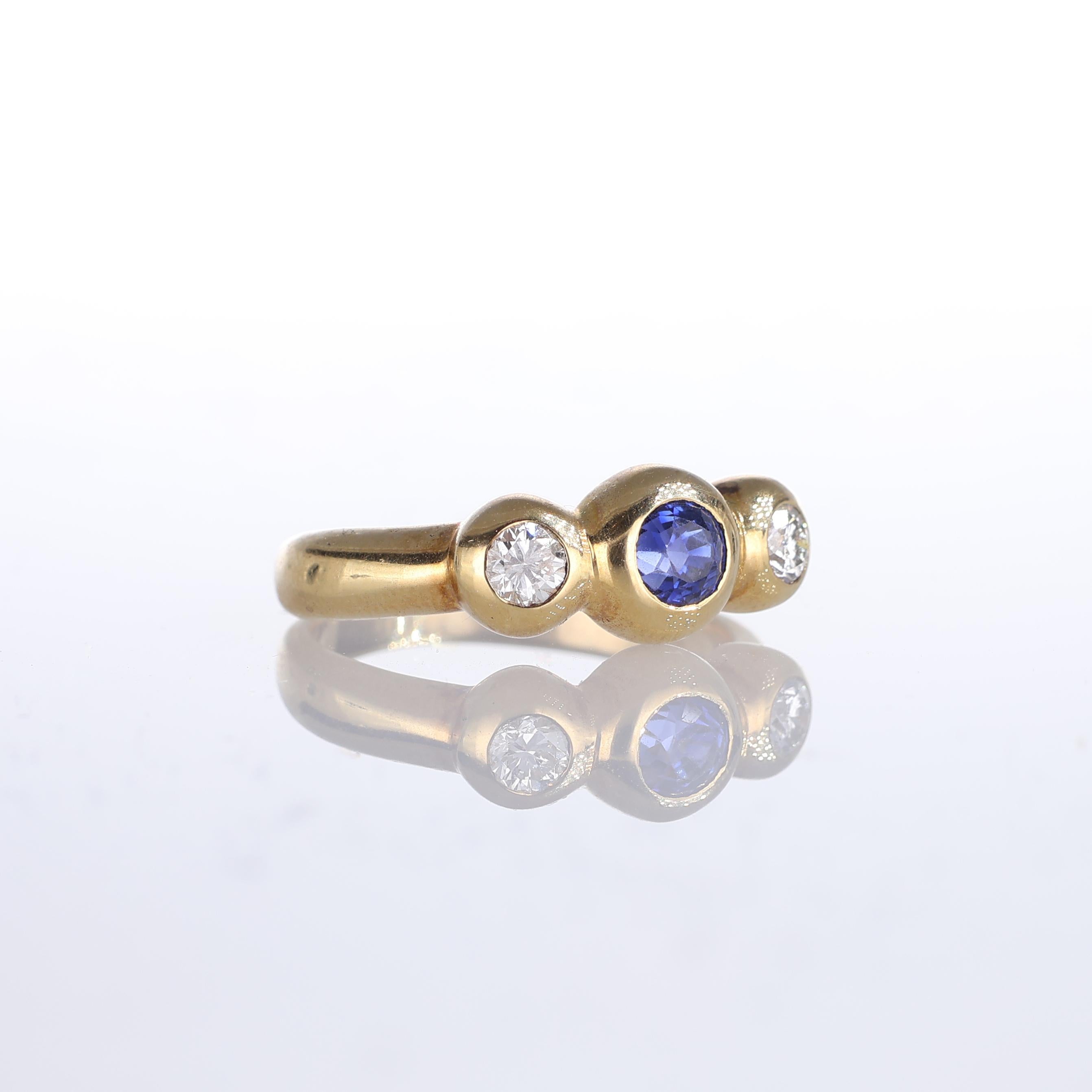 Brilliant Cut 18kt Yellow Gold Ring with Central Sapphire and Side Diamonds For Sale