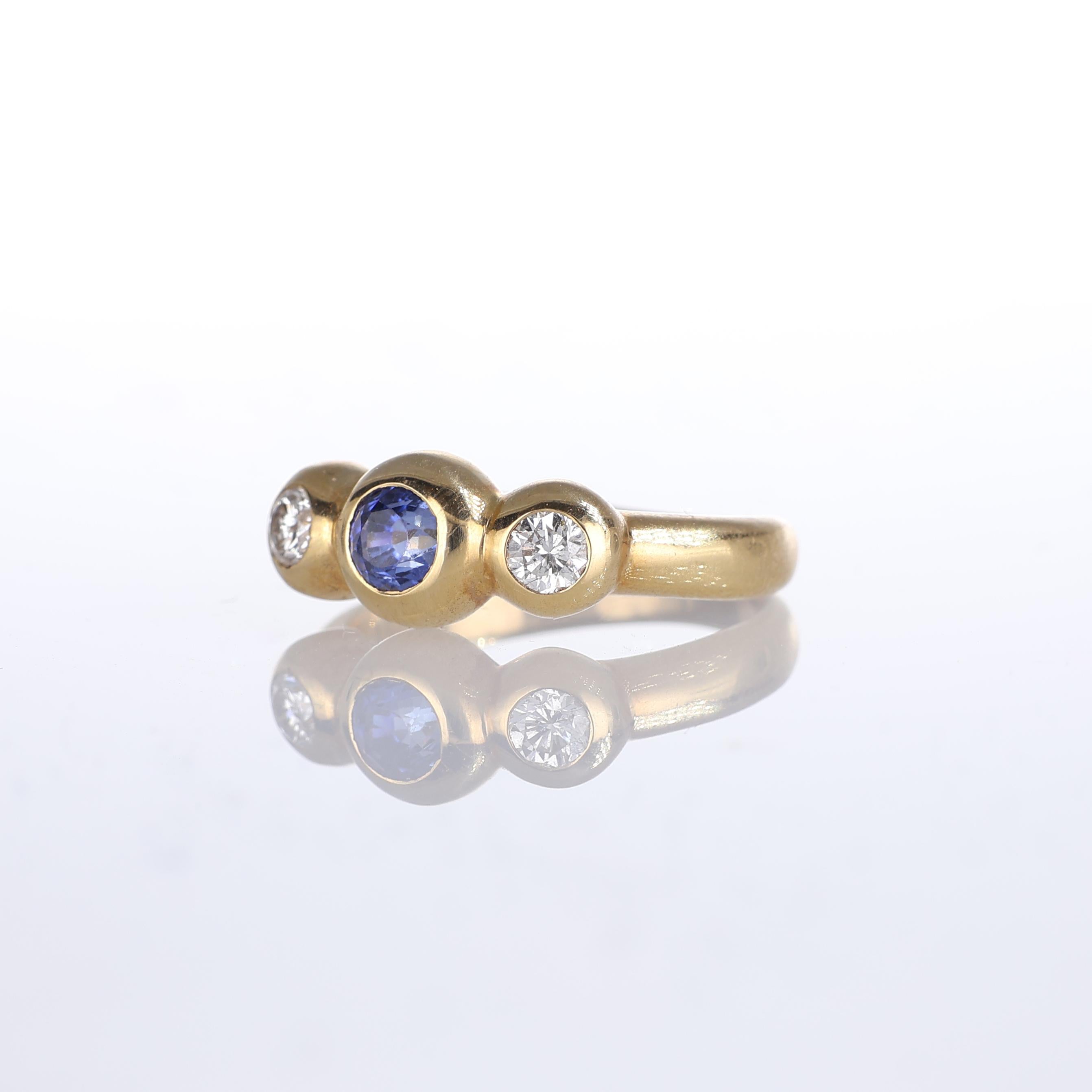 18kt Yellow Gold Ring with Central Sapphire and Side Diamonds In New Condition For Sale In Bergamo, BG