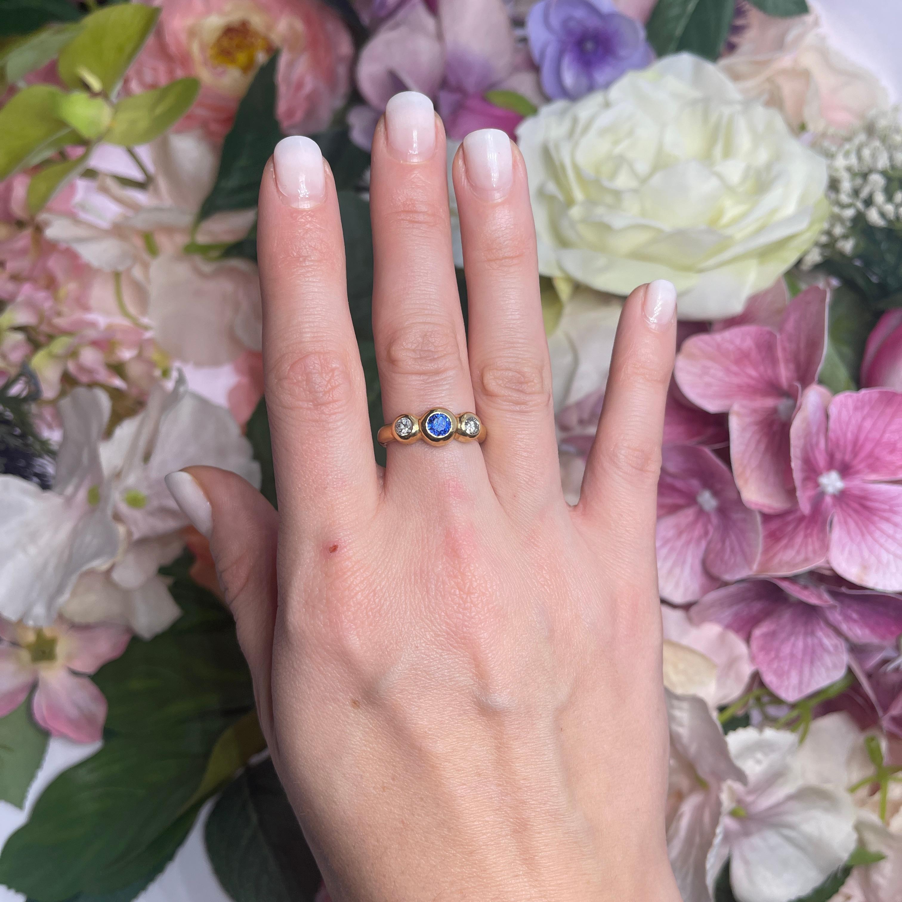 18kt Yellow Gold Ring with Central Sapphire and Side Diamonds For Sale 1