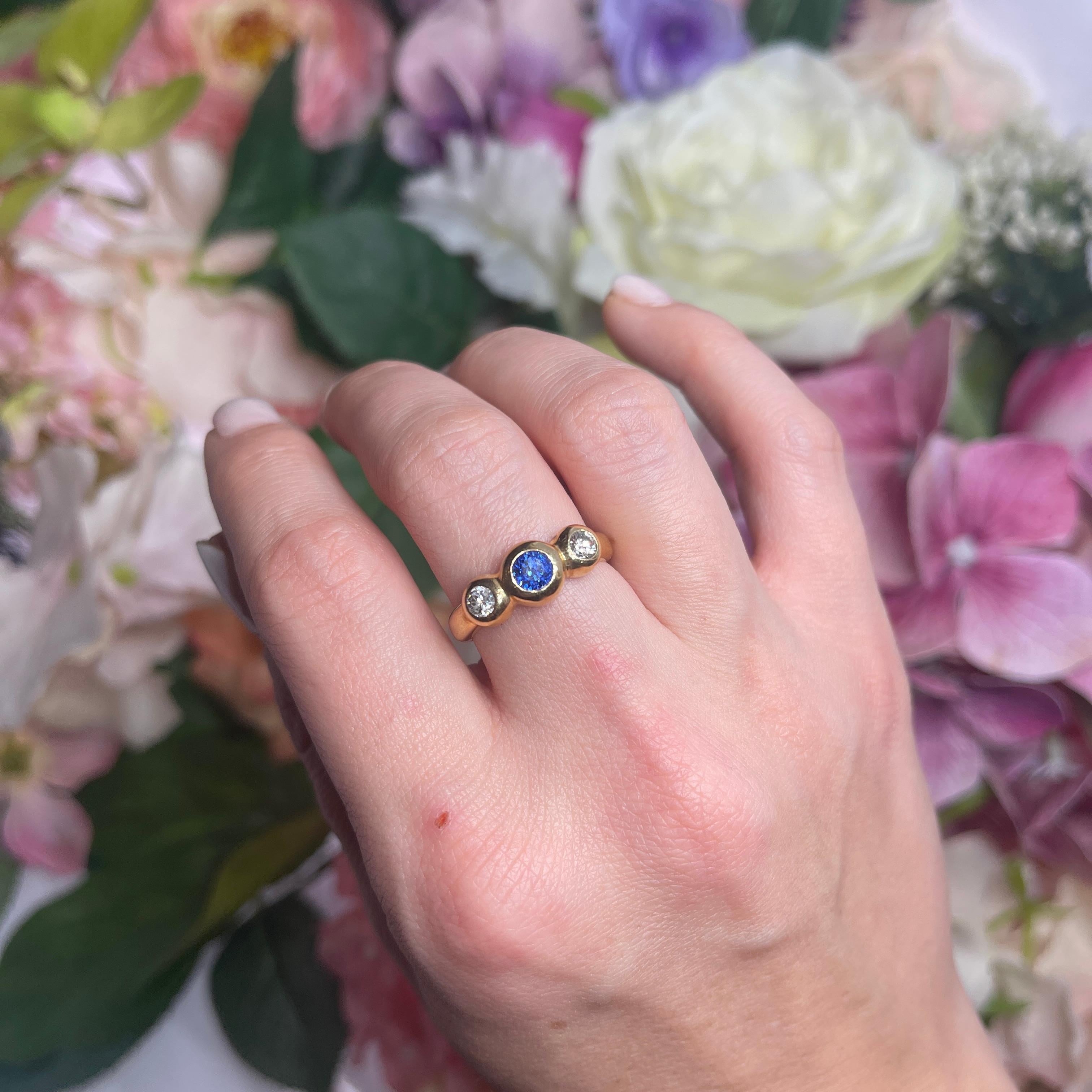 18kt Yellow Gold Ring with Central Sapphire and Side Diamonds For Sale 2