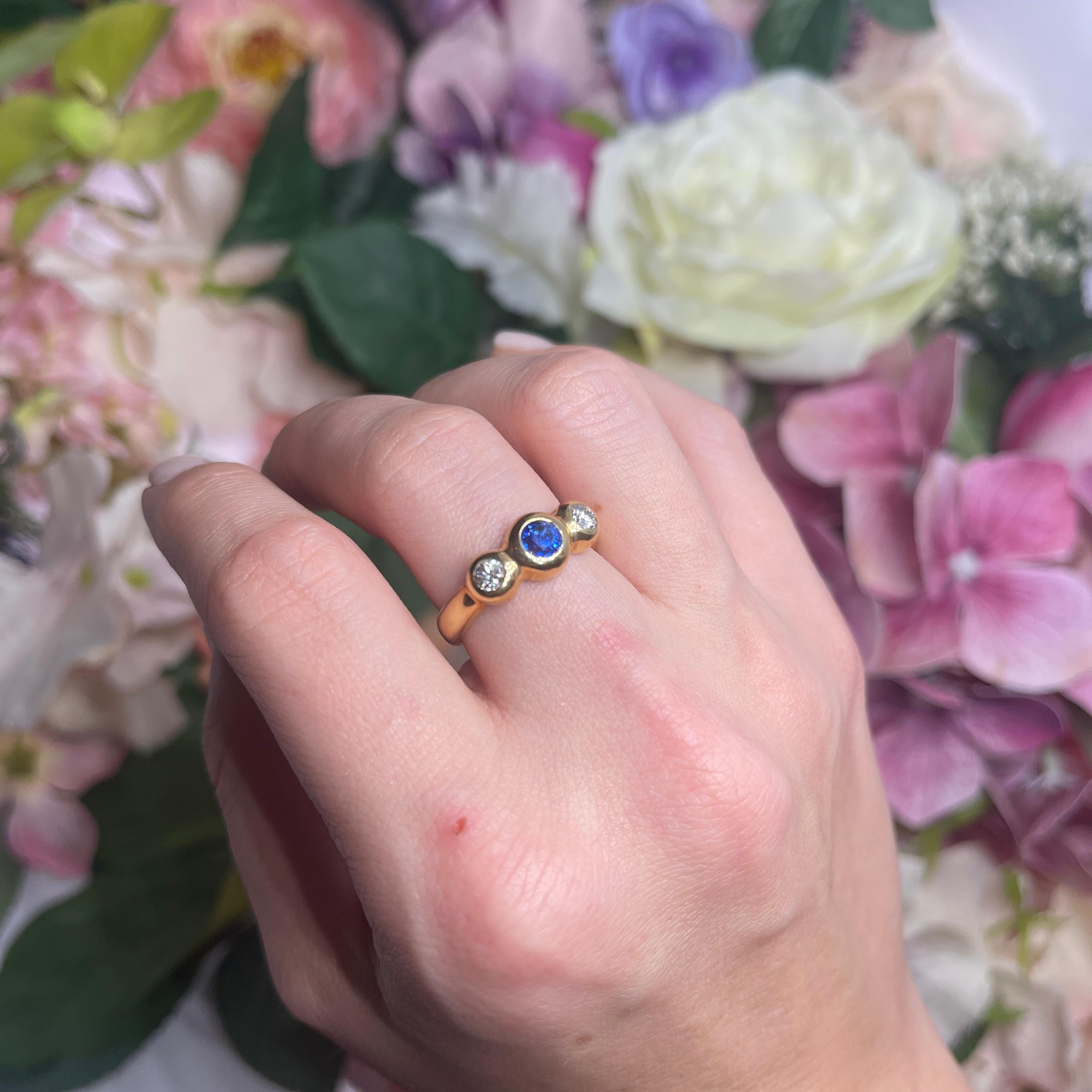 18kt Yellow Gold Ring with Central Sapphire and Side Diamonds For Sale 3
