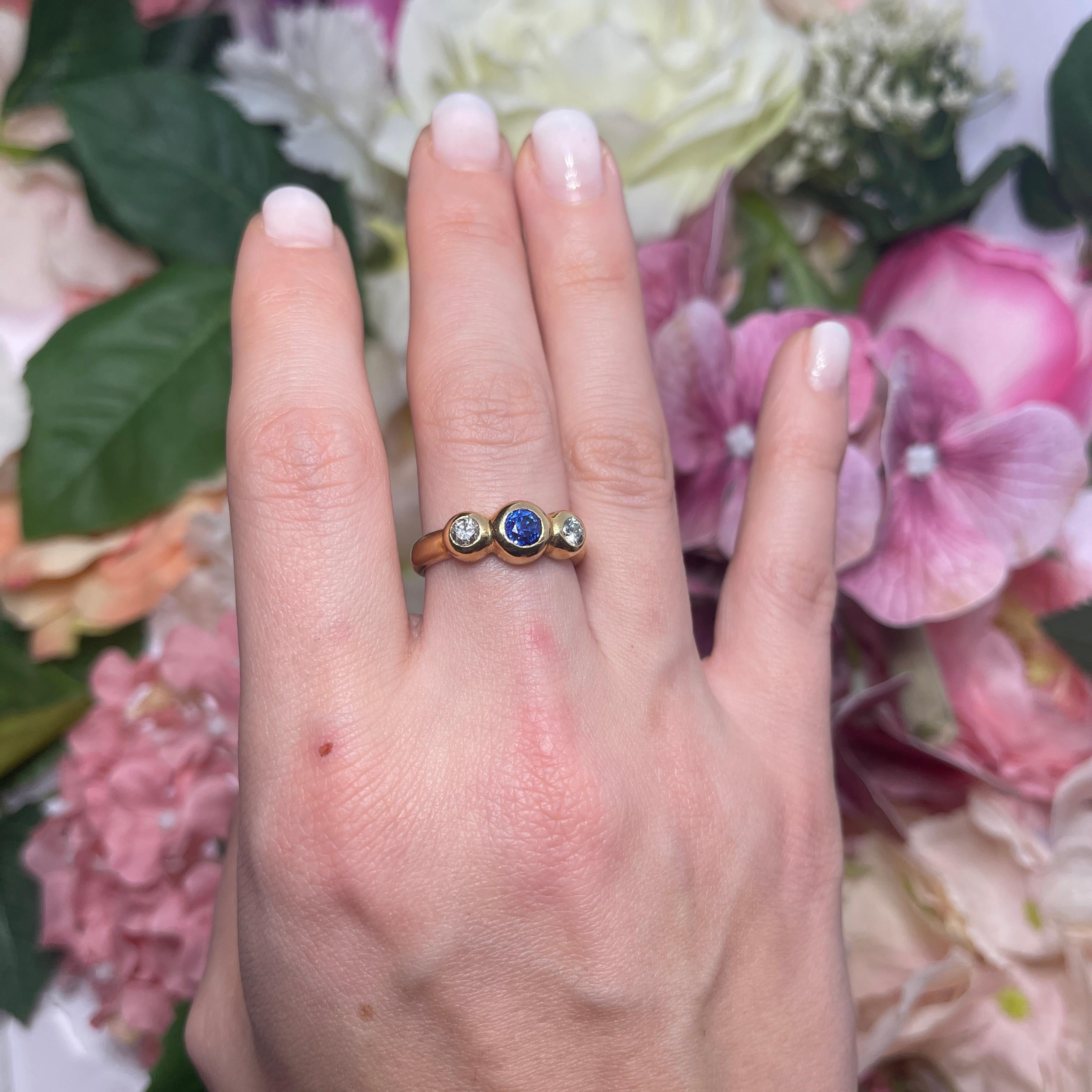 18kt Yellow Gold Ring with Central Sapphire and Side Diamonds For Sale 4