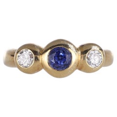 Anello in oro giallo 18kt con zaffiro centrale e diamanti laterali