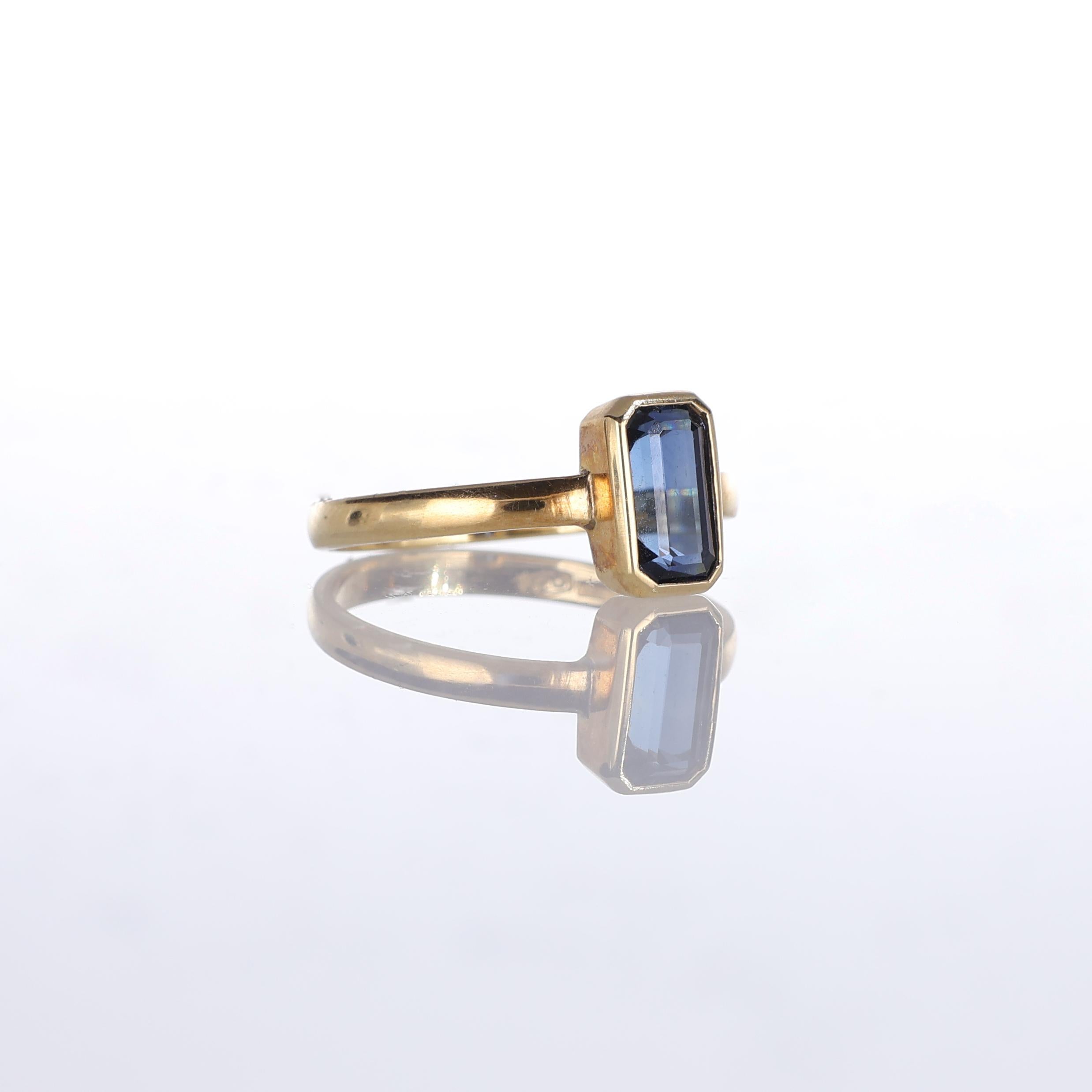 Brilliant Cut 18kt Yellow Gold Ring with Central Sapphire For Sale