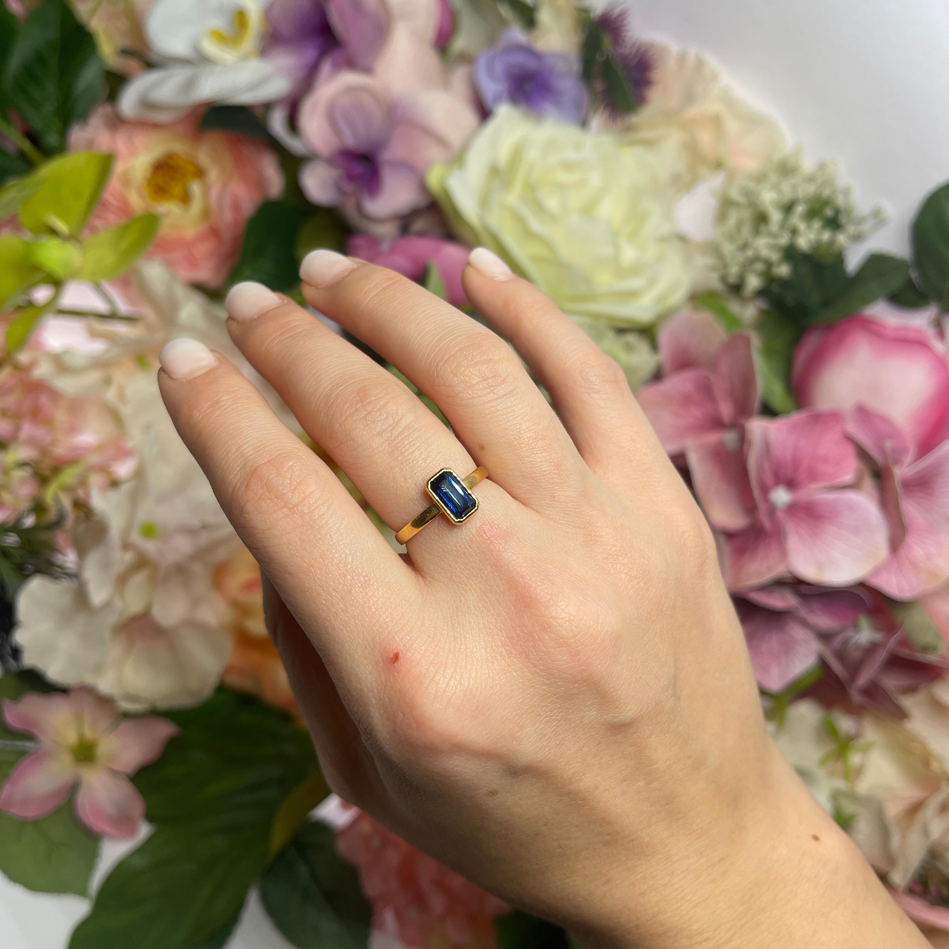 18kt Yellow Gold Ring with Central Sapphire For Sale 2