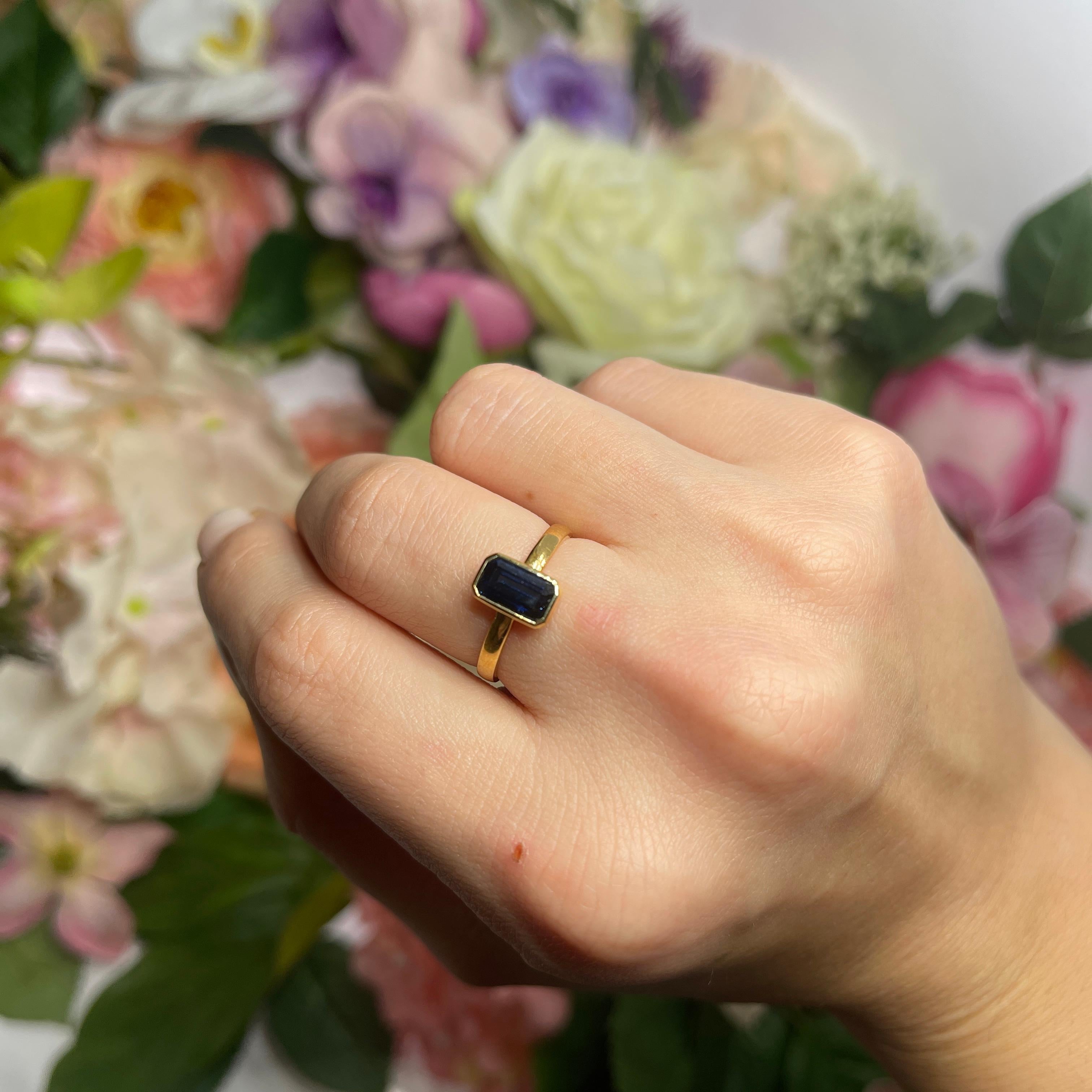 18kt Yellow Gold Ring with Central Sapphire For Sale 4