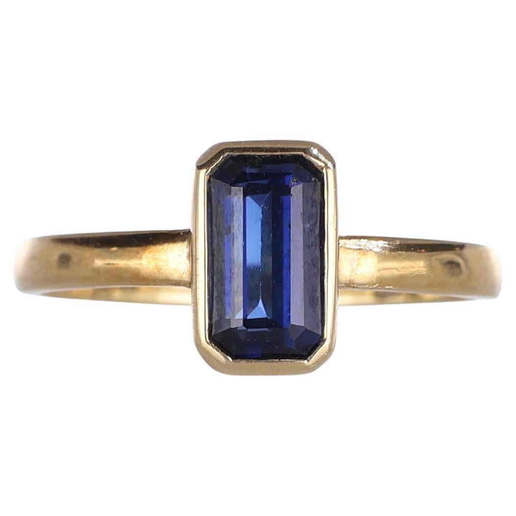 Ring aus 18 Karat Gelbgold mit zentralem Saphir